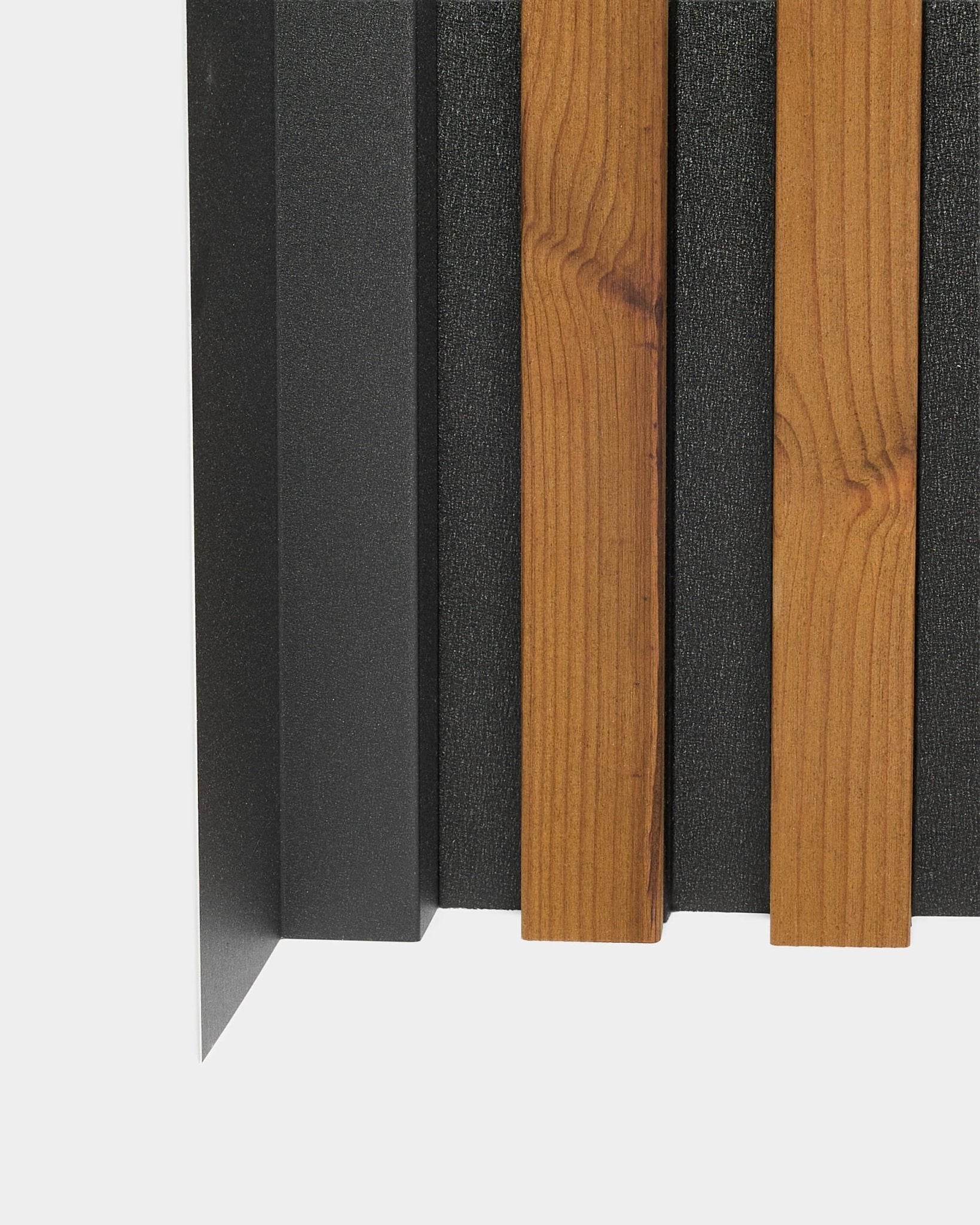 Zbliżenie na WoodUpp Aluwood Inside Corner, 240 cm, z vertical drewnianymi lamelami, black filcowym podkładem i malowanym proszkowo aluminiowym profilem narożnika wewnętrznego.