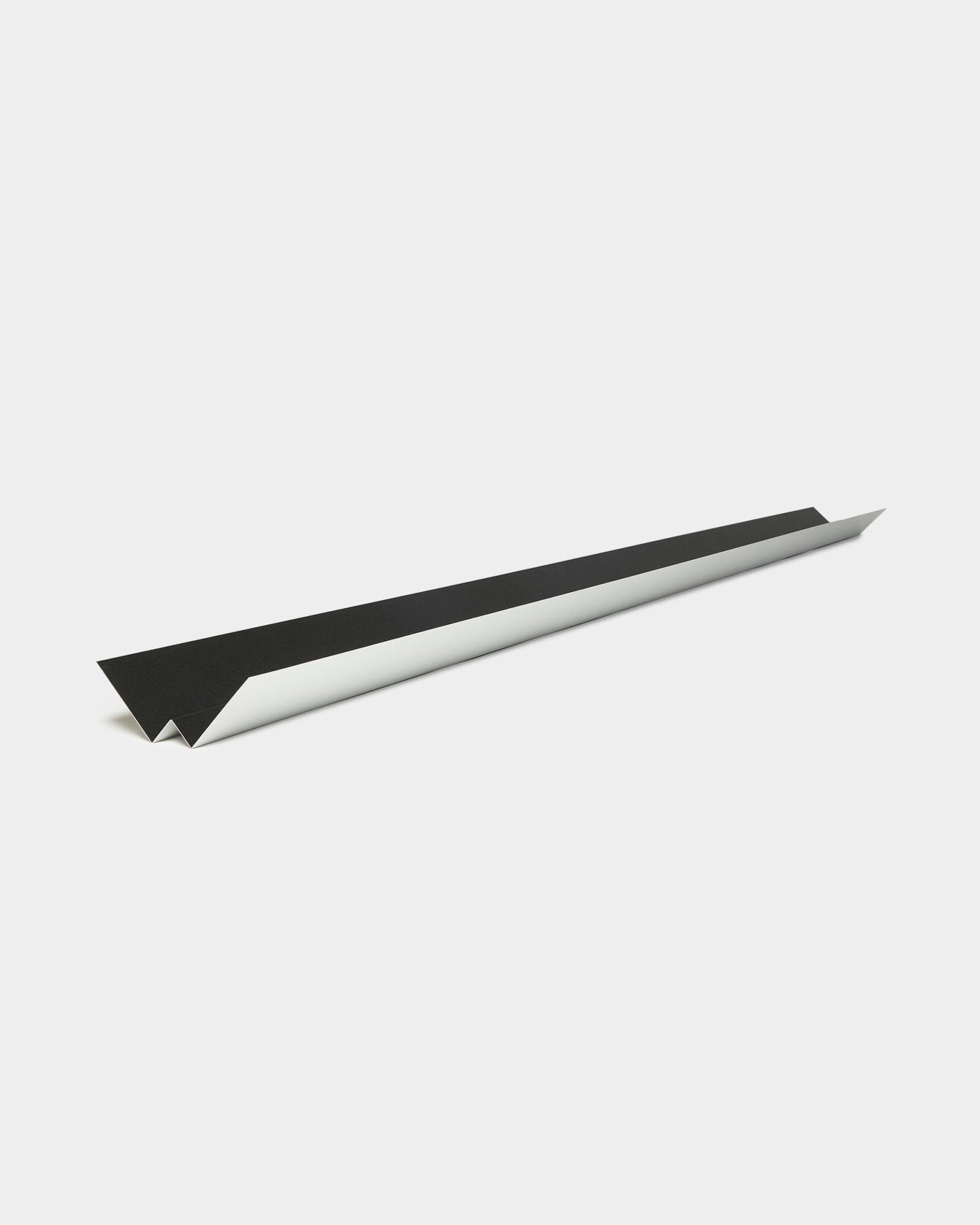 Minimalistyczny wzór z black i białym papierowym samolotem, nawiązujący do smukłych linii i geometrycznego profilu panelu elewacyjnego WoodUpp Aluwood Inside Corner, 240 cm.