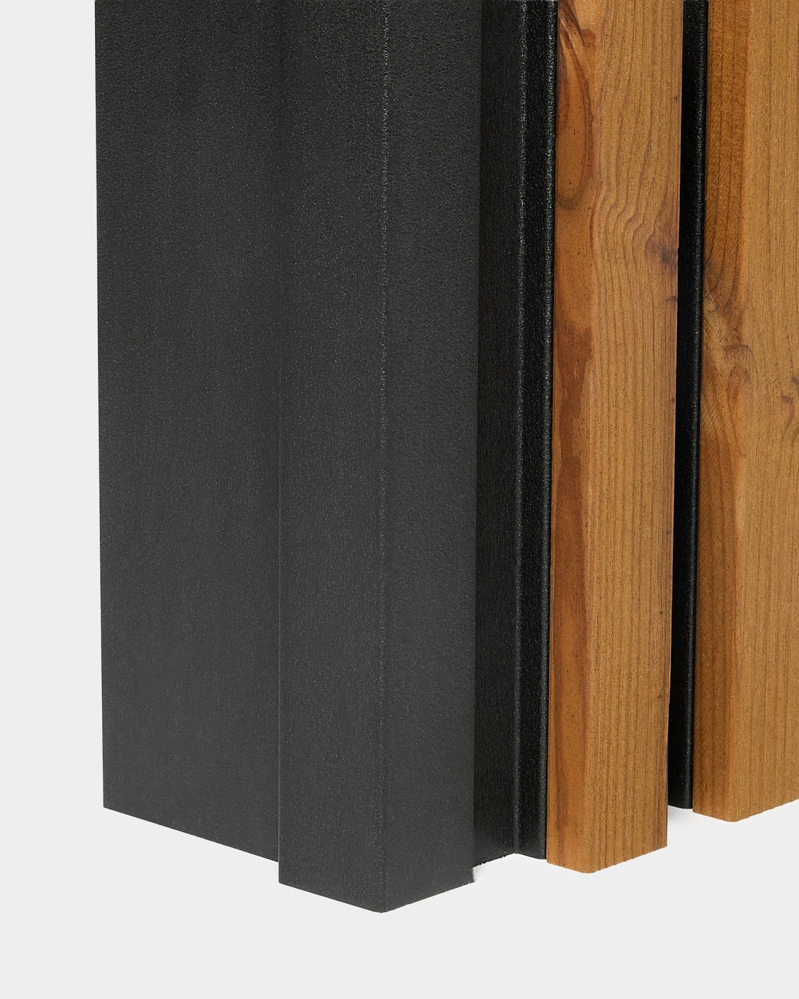 Panel elewacyjny Aluwood Inside Corner, 240 cm, z black i malowanym proszkowo wykończeniem o strukturze drewna, pokazany na jednolitym białym tle.