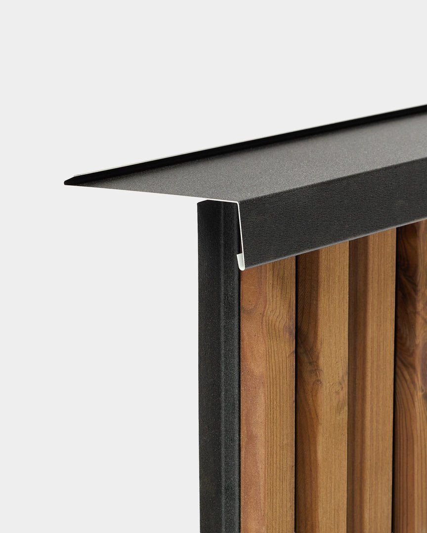 Parapet do panelu fasadowego WoodUpp Aluwood, 240 cm, z malowaną proszkowo nakładką black, zaprojektowaną tak, by chronić zewnętrzne ogrodzenia z drewnianych listew przed wnikaniem wody.