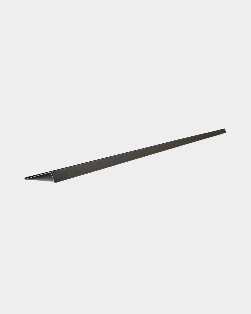 Parapet WoodUpp Aluwood, 240 cm, smukły fasadowy panel aluminiowy malowany proszkowo o trójkątnym przekroju, pokazany na białym tle.