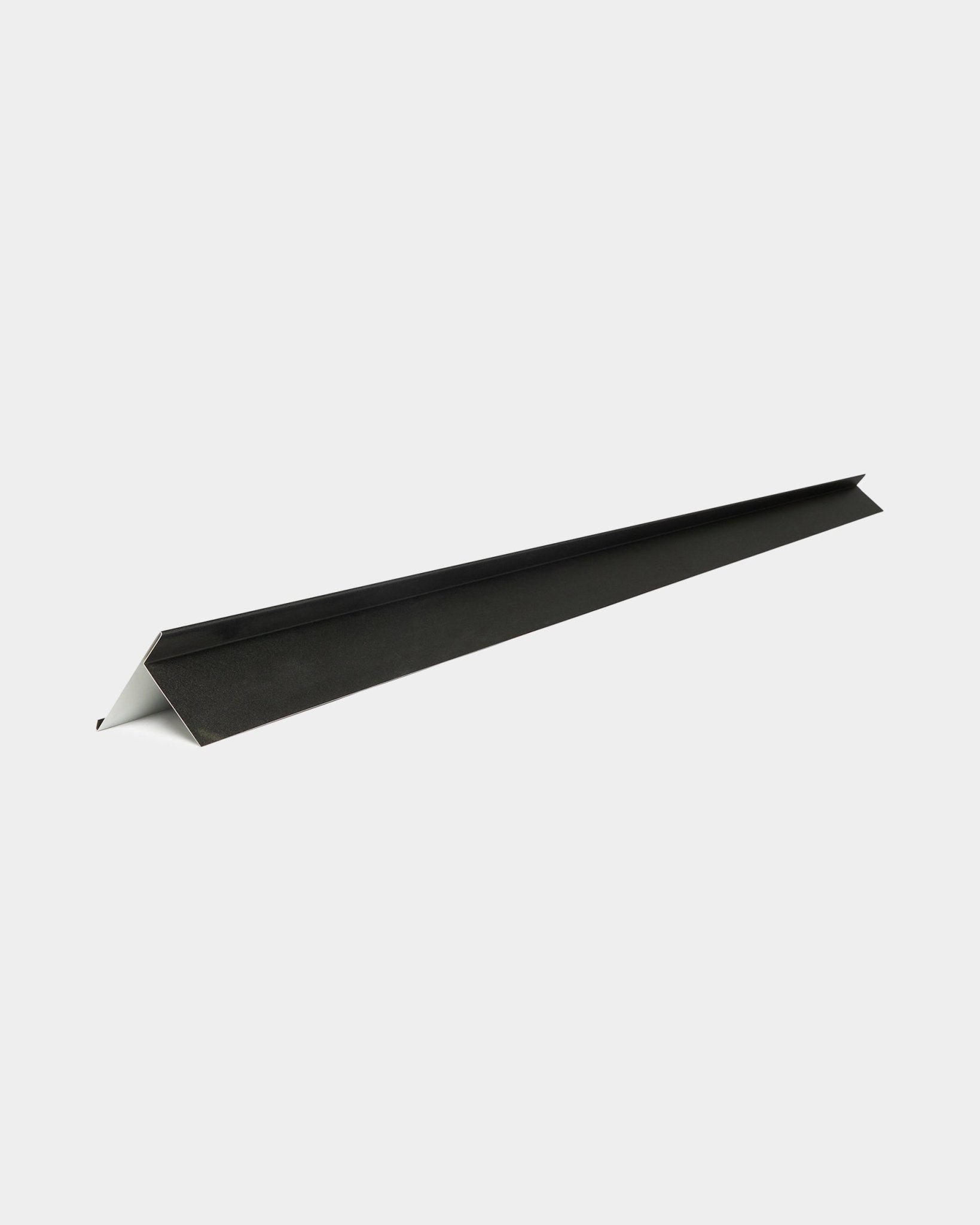 Profil krawędziowy WoodUpp Aluwood Coverage, 240 cm, z aluminium black z białym spodem, ułożony po skosie na białym tle. Do zewnętrznych paneli elewacyjnych.