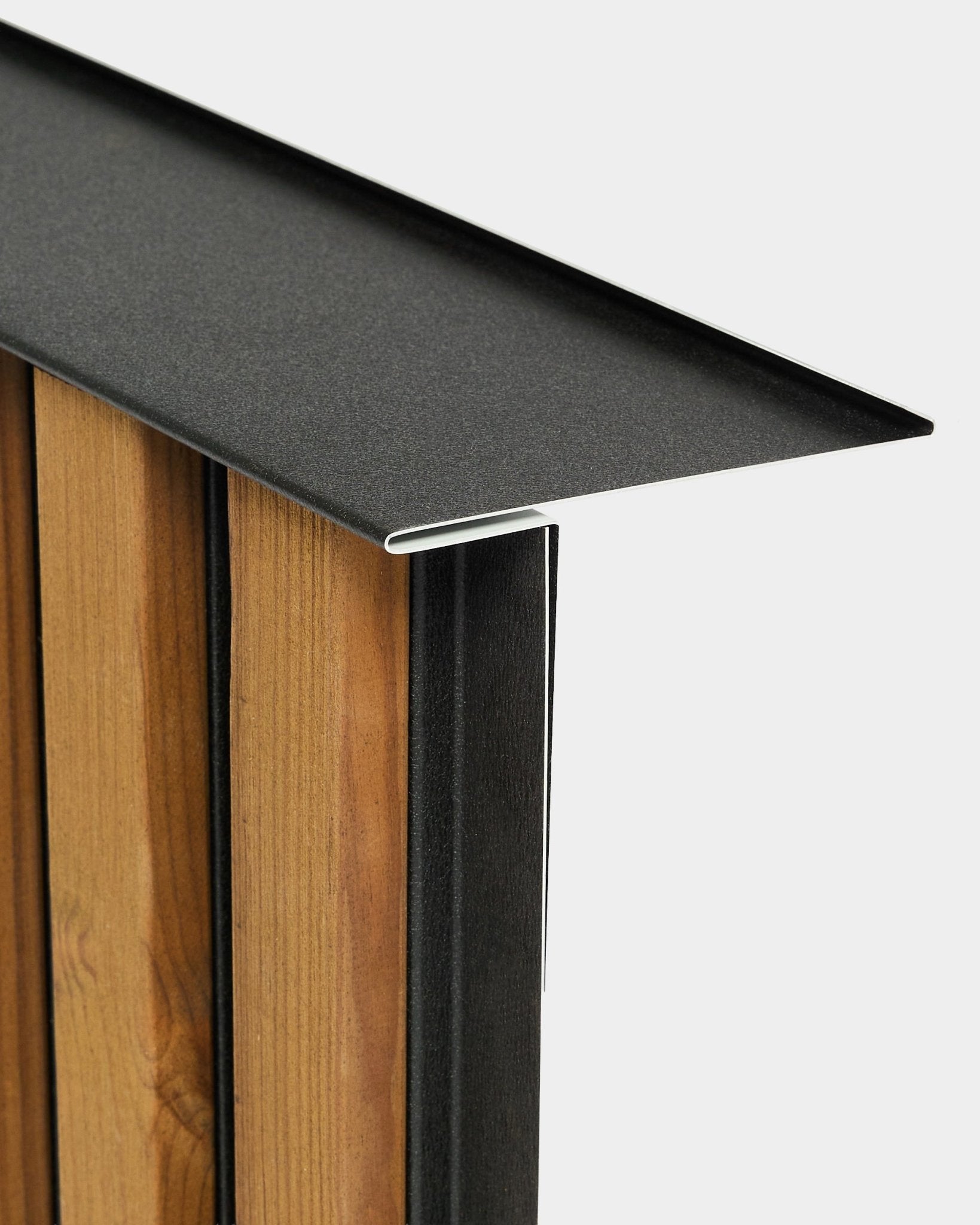 Zbliżenie na profil montażowy panelu elewacyjnego WoodUpp Aluwood (240 cm) zamocowany na listwach vertical, podkreślające detal i wykończenie na białym tle.