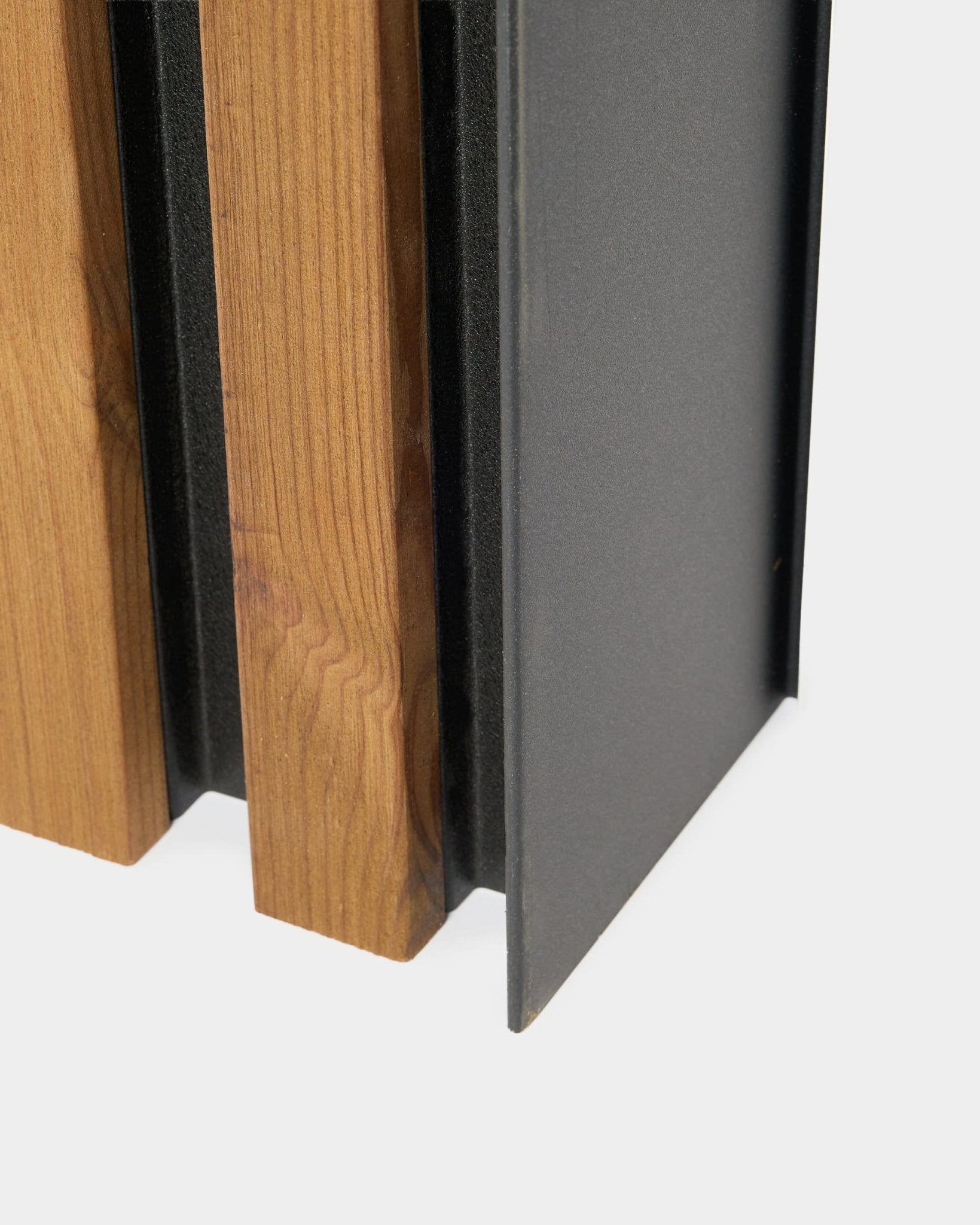 Zbliżenie na panel elewacyjny WoodUpp Aluwood, 240 cm, z vertical drewnianymi lamelami i ciemnym profilem aluminiowym malowanym proszkowo do montażu na zewnątrz.