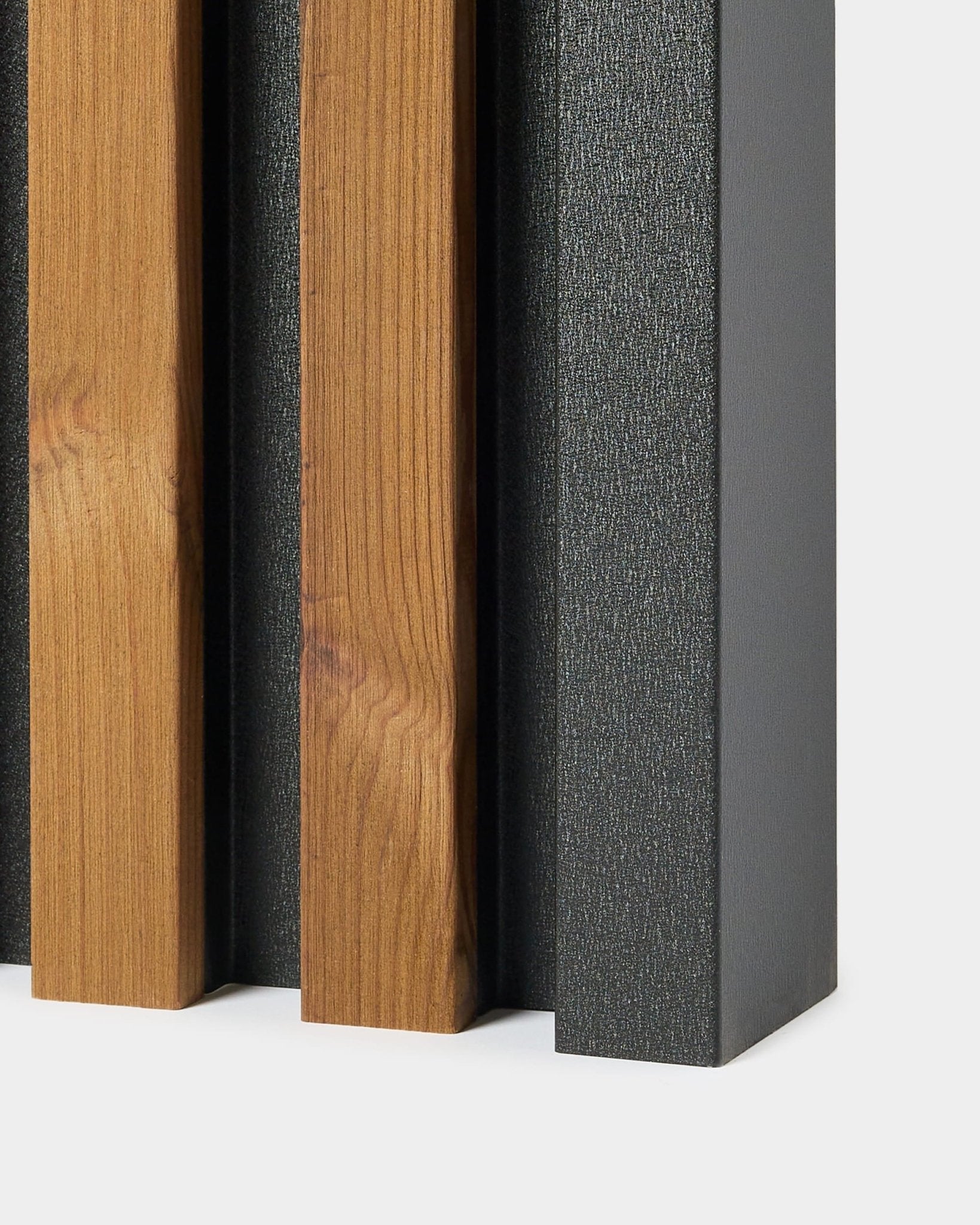 Zbliżenie narożnika końcowego panelu elewacyjnego WoodUpp Aluwood, 240 cm, pokazujące vertical drewniane i black lamele z aluminiowym profilem w naprzemiennym układzie.