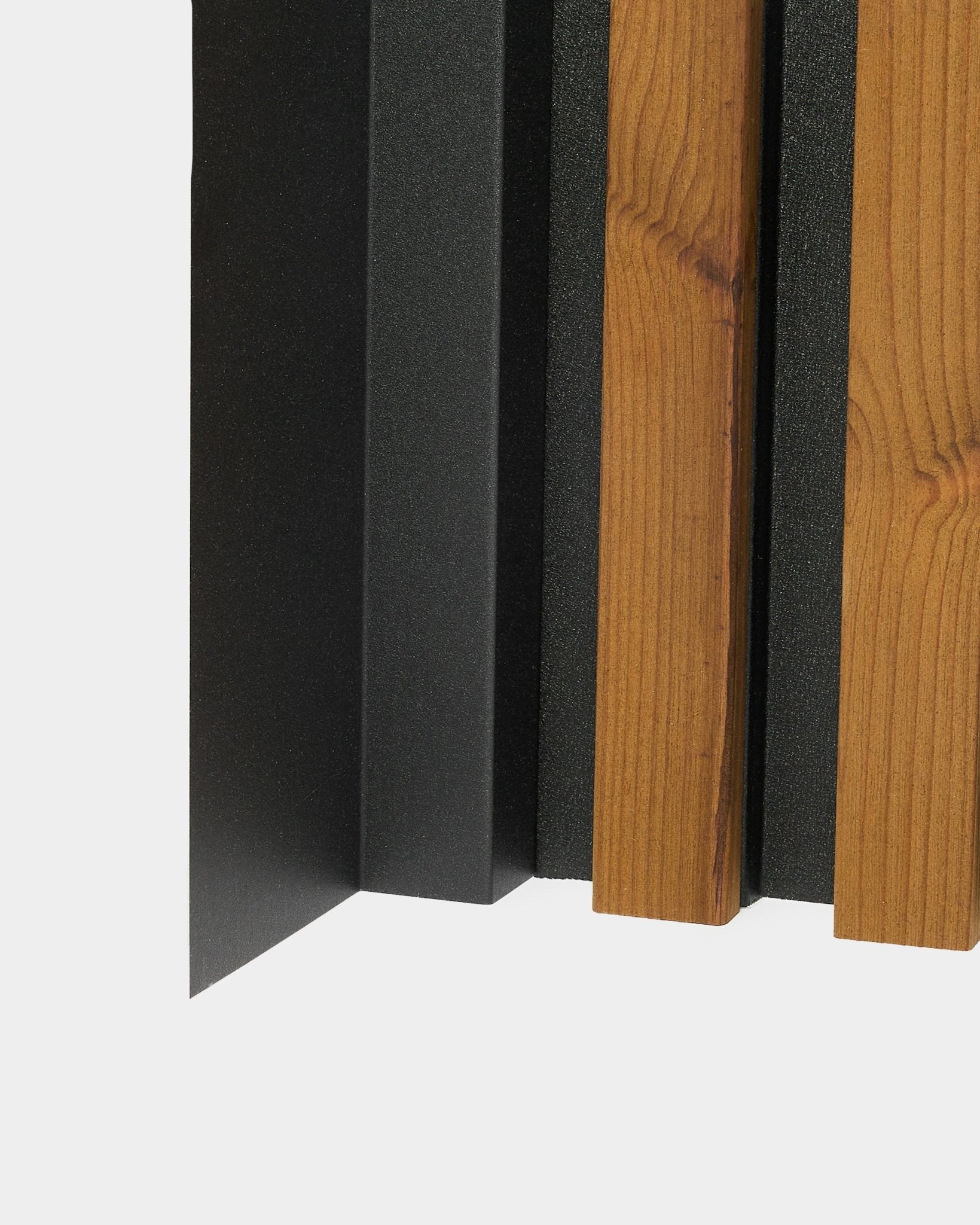 Zbliżenie montażu panelu elewacyjnego WoodUpp Aluwood, pokazujące vertical black i drewniane lamele z aluminiowym profilem narożnym końcowym o długości 240 cm.