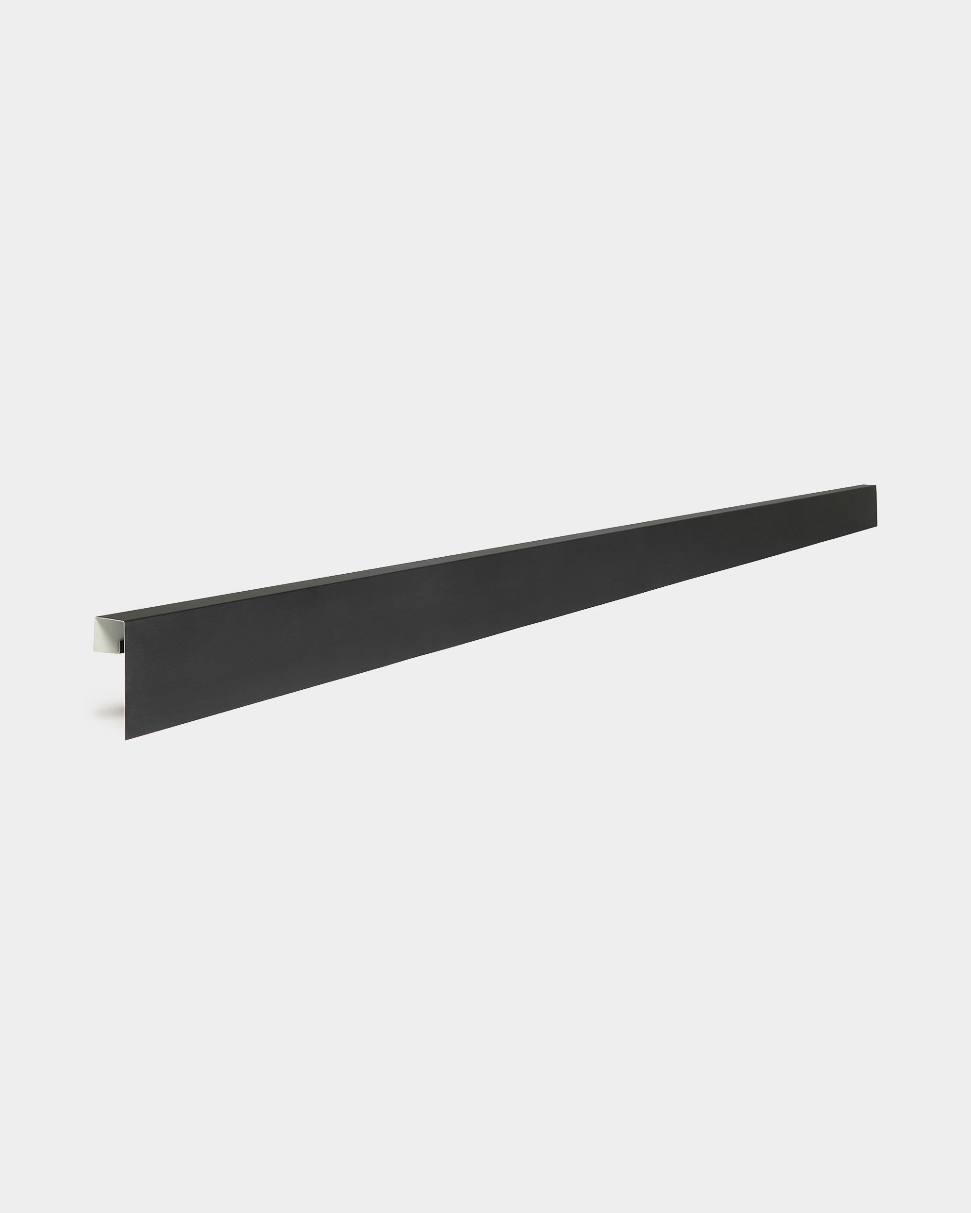 Aluminiowy profil WoodUpp Aluwood 240 cm black z zagięciem pod kątem prostym, przeznaczony do stosowania z zewnętrznymi panelami elewacyjnymi, idealny do wykończenia krawędzi okładziny.