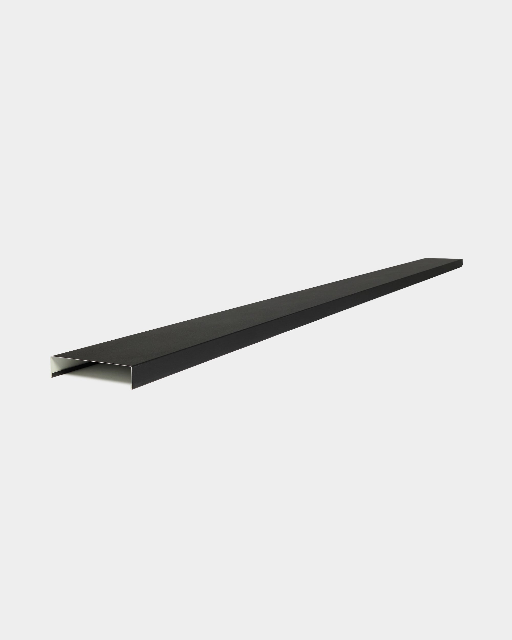 Maskownica ścienna Aluwood Level Wall Capping od WoodUpp, 240 cm x 25 cm, z aluminium malowanego proszkowo w kolorze black, o profilu w kształcie litery U, akcesorium do paneli elewacyjnych Aluwood.