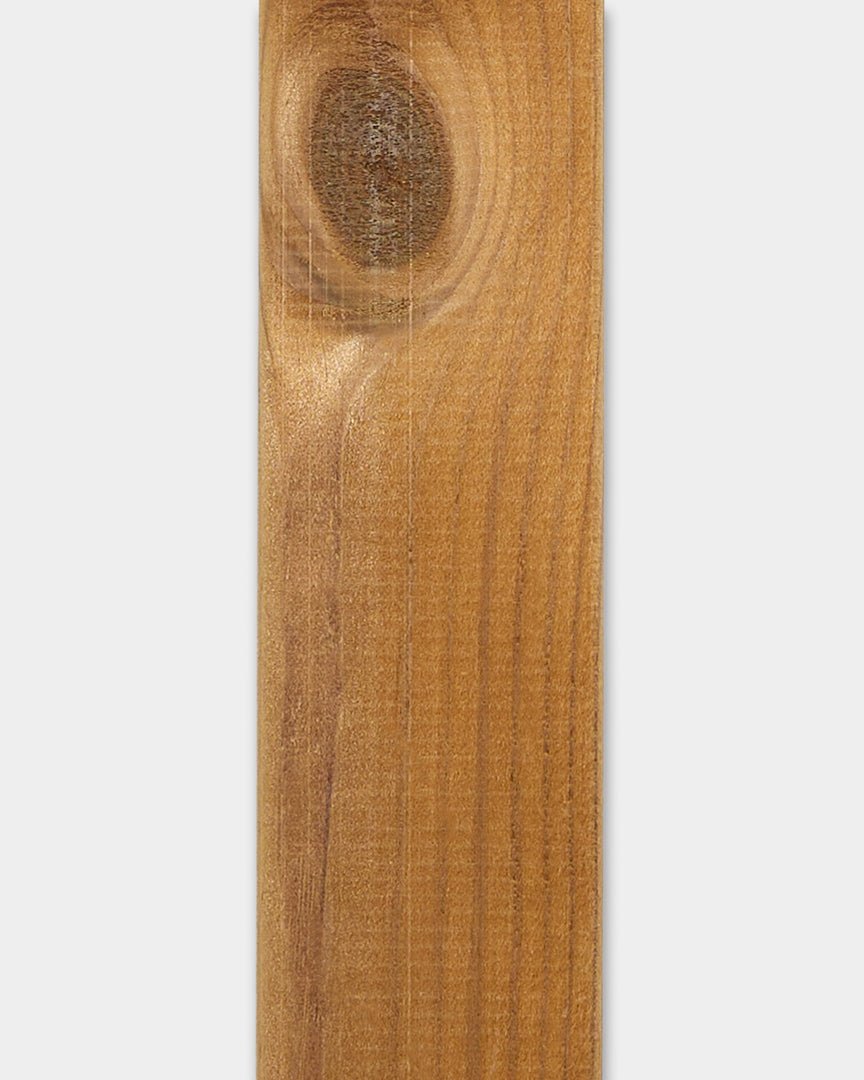 Panel elewacyjny Aluwood brown od WoodUpp, 240x4x1,8 cm, z widocznymi sękami i naturalnym usłojeniem, na białym tle.