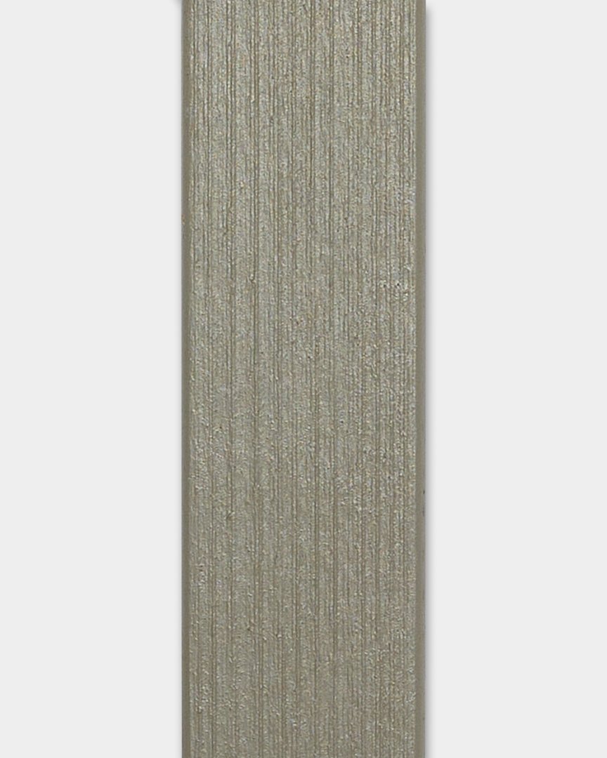 Panel elewacyjny WoodUpp Aluwood Grey Lamella, 240 x 4 x 1,8 cm, z rowkami vertical i gładkim białym tłem, przeznaczony do montażu na narożnikach zewnętrznych.