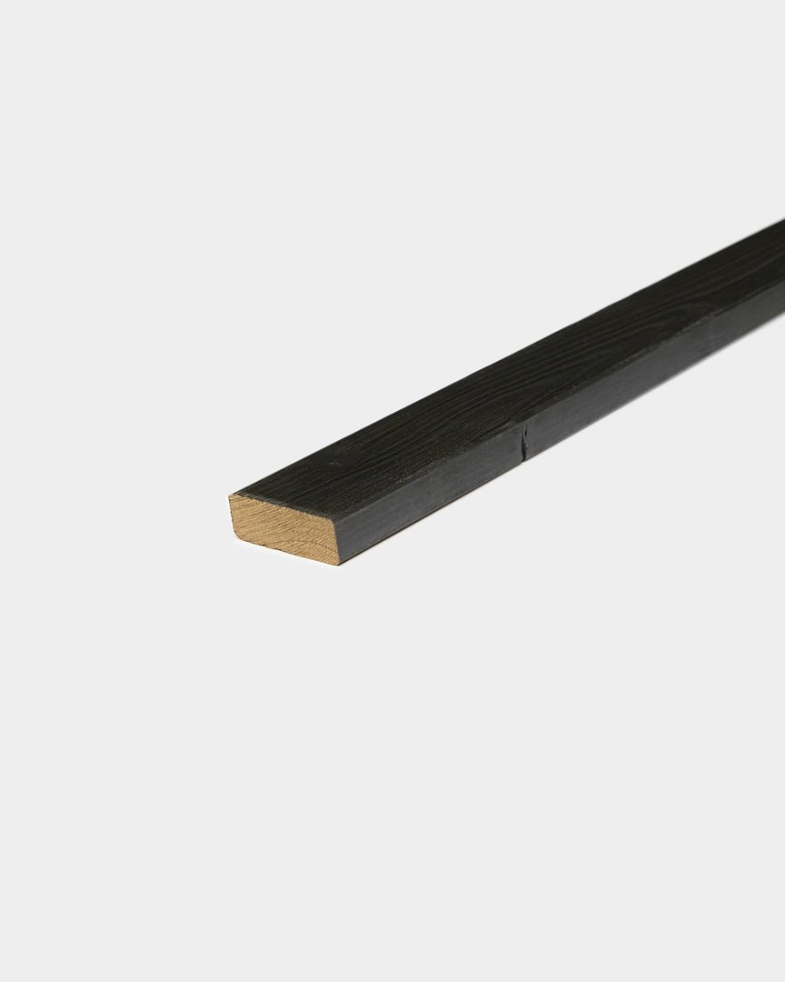 Panele elewacyjne WoodUpp Aluwood z wykończeniem black, pokazane na jednolitym białym tle, podkreślają ich minimalistyczny nordycki design.