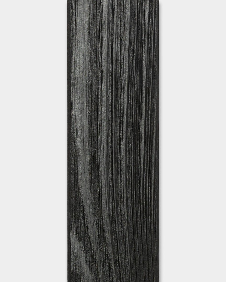 Panel elewacyjny WoodUpp Aluwood Black Lamella (240 x 4 x 1.8 cm) z teksturowanym wykończeniem, zaprojektowany do obudowy narożników ścian zewnętrznych.