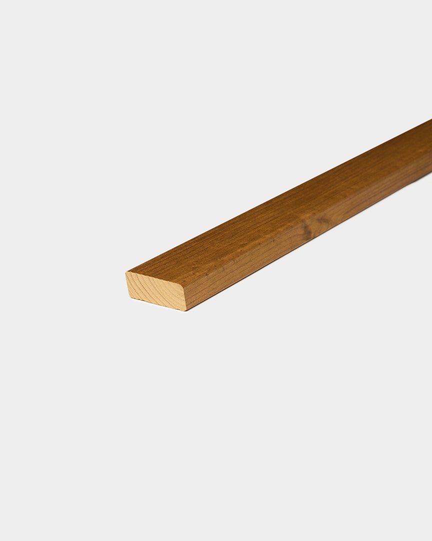 Lamela elewacyjna WoodUpp Aluwood Oiled Brown (240 x 4 x 1.8 cm), pokazana jako element narożny zewnętrzny o gładkim wykończeniu, na białym tle.