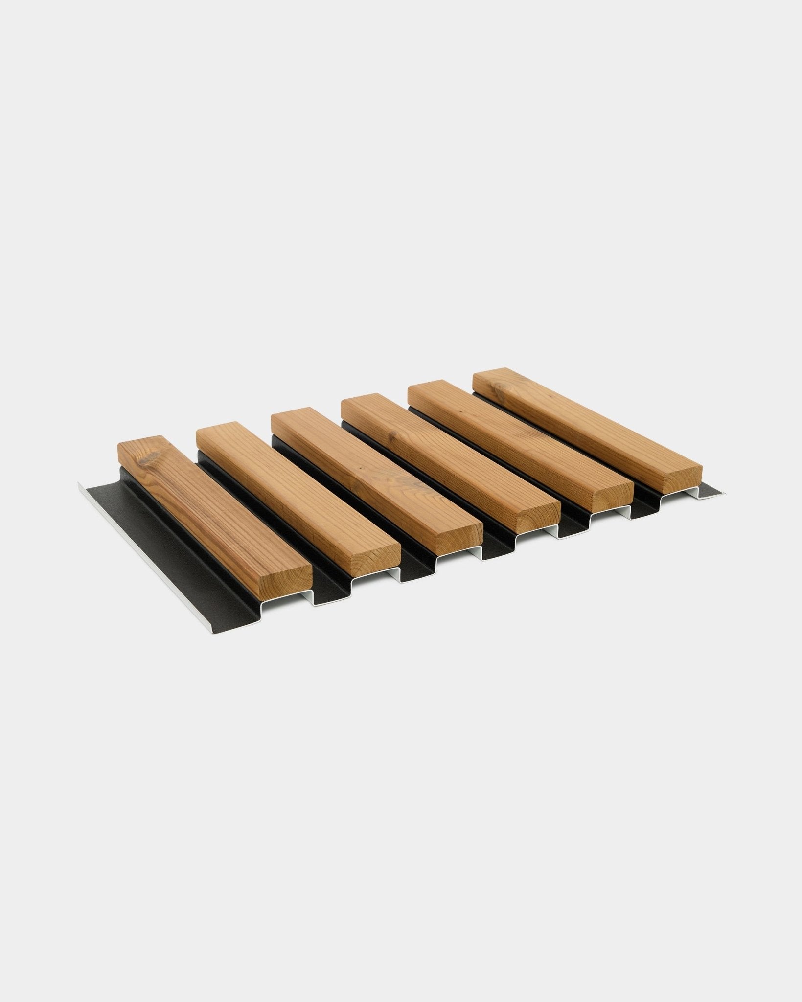 Próbka panelu elewacyjnego Aluwood marki WoodUpp, wykończenie brown, 45,7 x 27 cm, z naprzemiennie ułożonymi drewnianymi lamelami i metalowymi listwami black na białym tle.