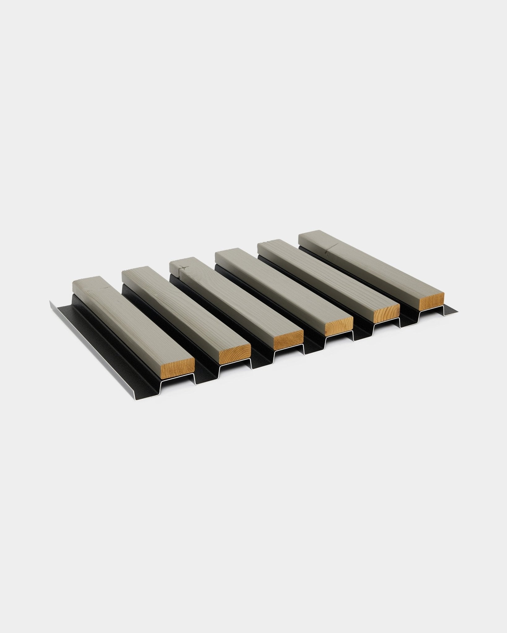 Sześć próbek panelu elewacyjnego Aluwood w wykończeniu grey (45,7 x 27 cm) marki WoodUpp jest prezentowanych na metalowych wspornikach black na jasnoszarym tle.