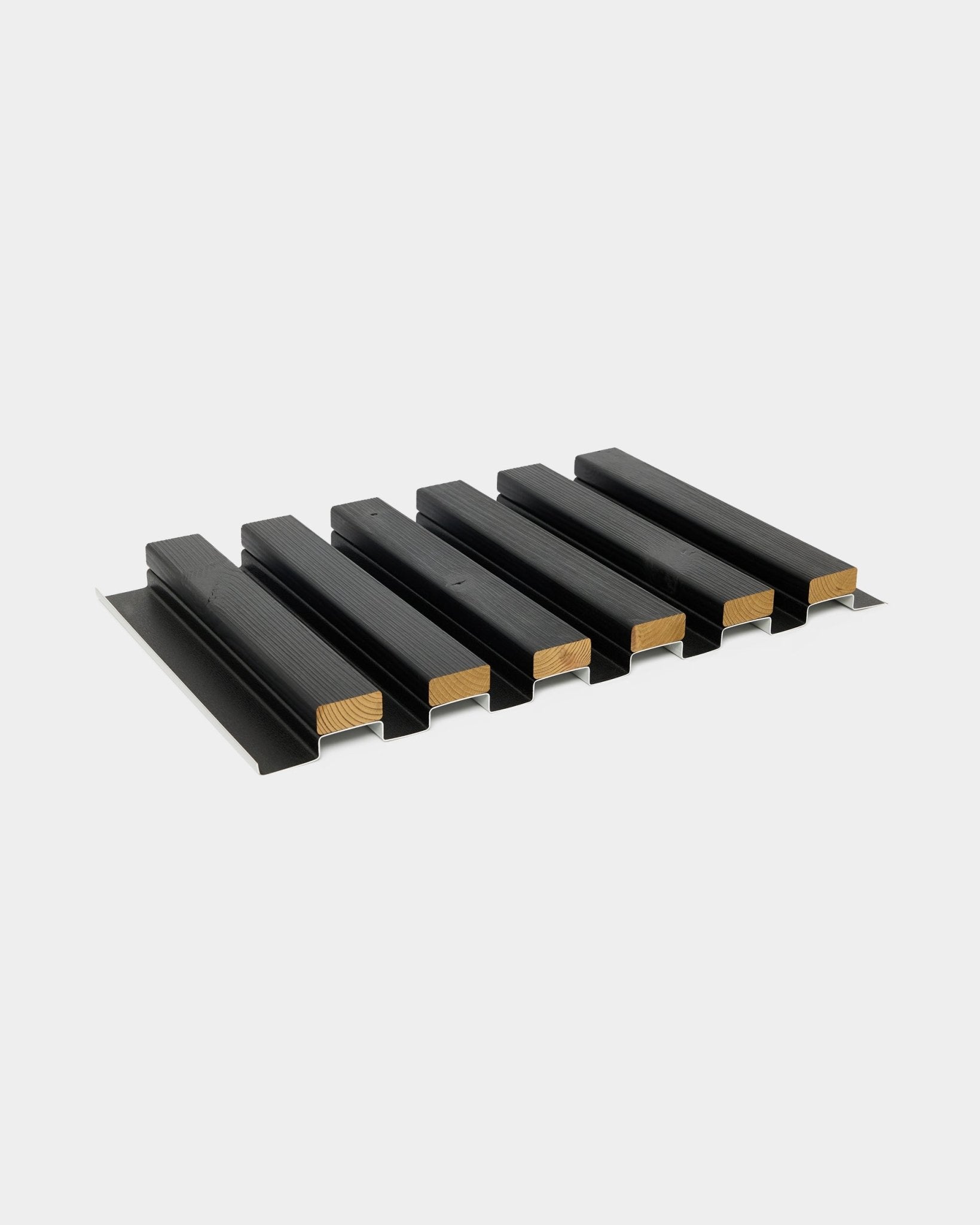 Próbka panelu elewacyjnego Aluwood marki WoodUpp z sześcioma drewnianymi lamelami osadzonymi w metalowych profilach black, o wymiarach 45,7 x 27 cm, pokazana na jasnoszarym tle.