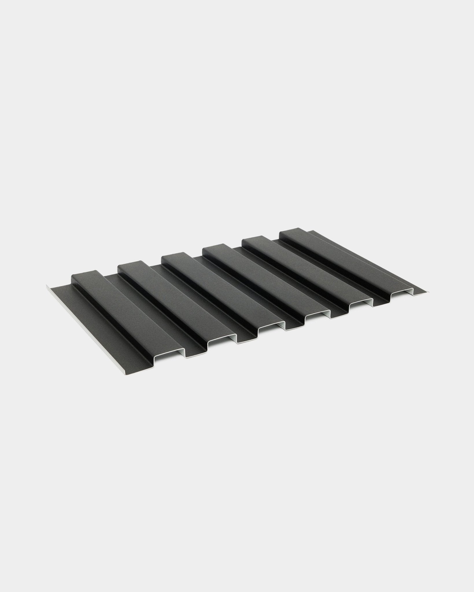 Próbka zewnętrznego panelu elewacyjnego Aluwood marki WoodUpp, prosty wariant z aluminium black, 45,7 x 27 cm, z falistym, ryflowanym wzorem na białym tle.