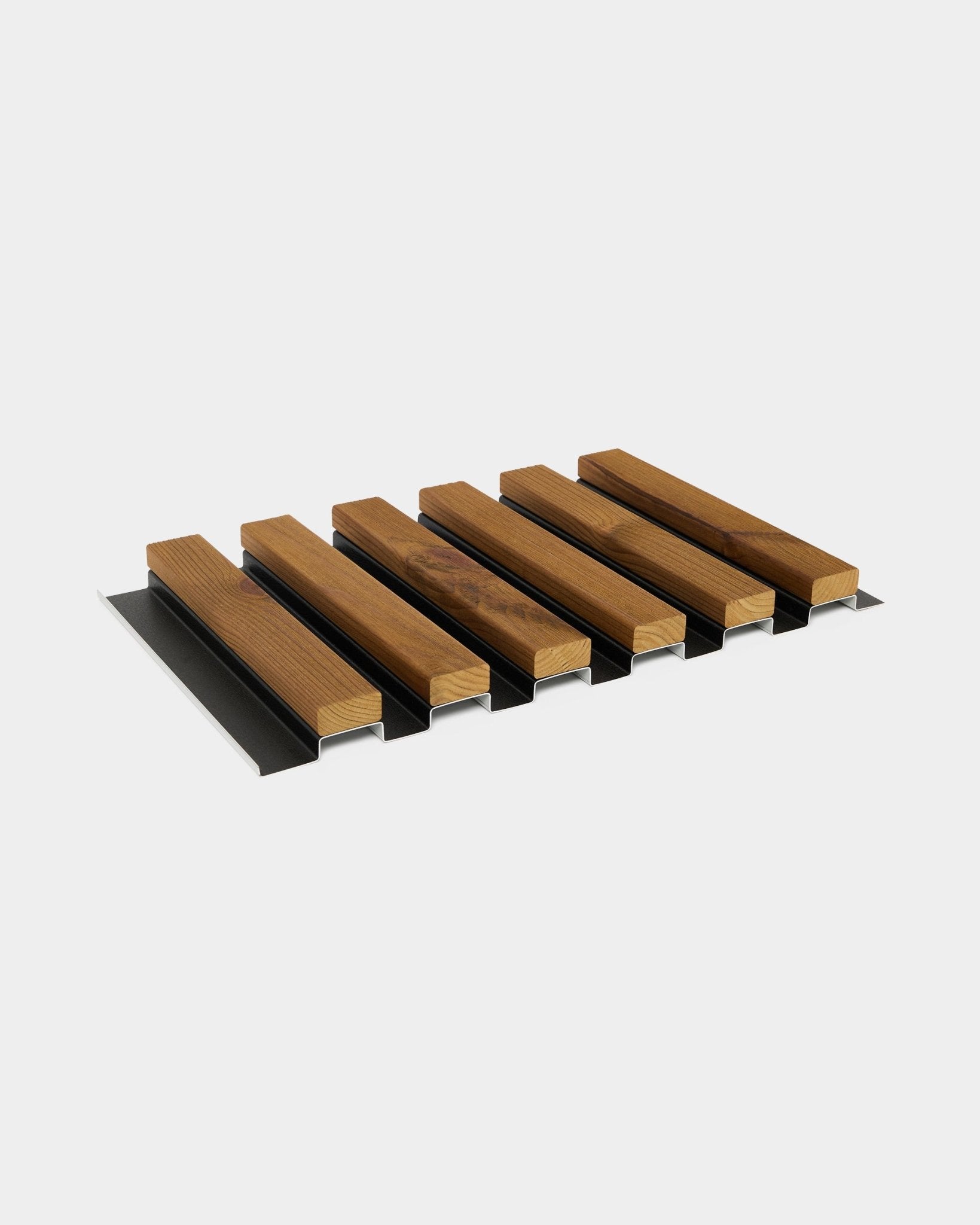 Próbka panelu elewacyjnego Aluwood marki WoodUpp zewnętrznego w olejowanym wykończeniu brown (45,7 x 27 cm), z naprzemiennymi drewnianymi lamelami i listwami black zapewniającymi właściwości akustyczne.