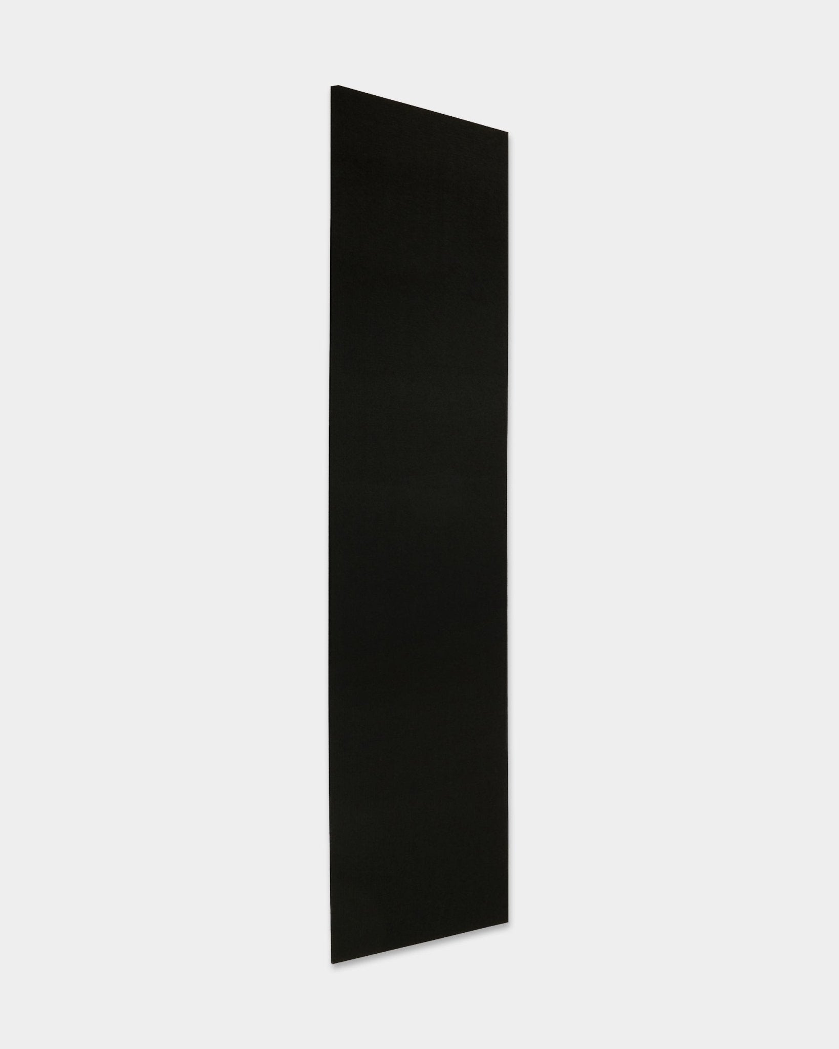 WoodUpp Akupanel Panel akustyczny w wykończeniu filc/Black (240,1 x 59,8 cm) stoi pionowo na jednolitym białym tle, podkreślając swój nordycki, minimalistyczny design.