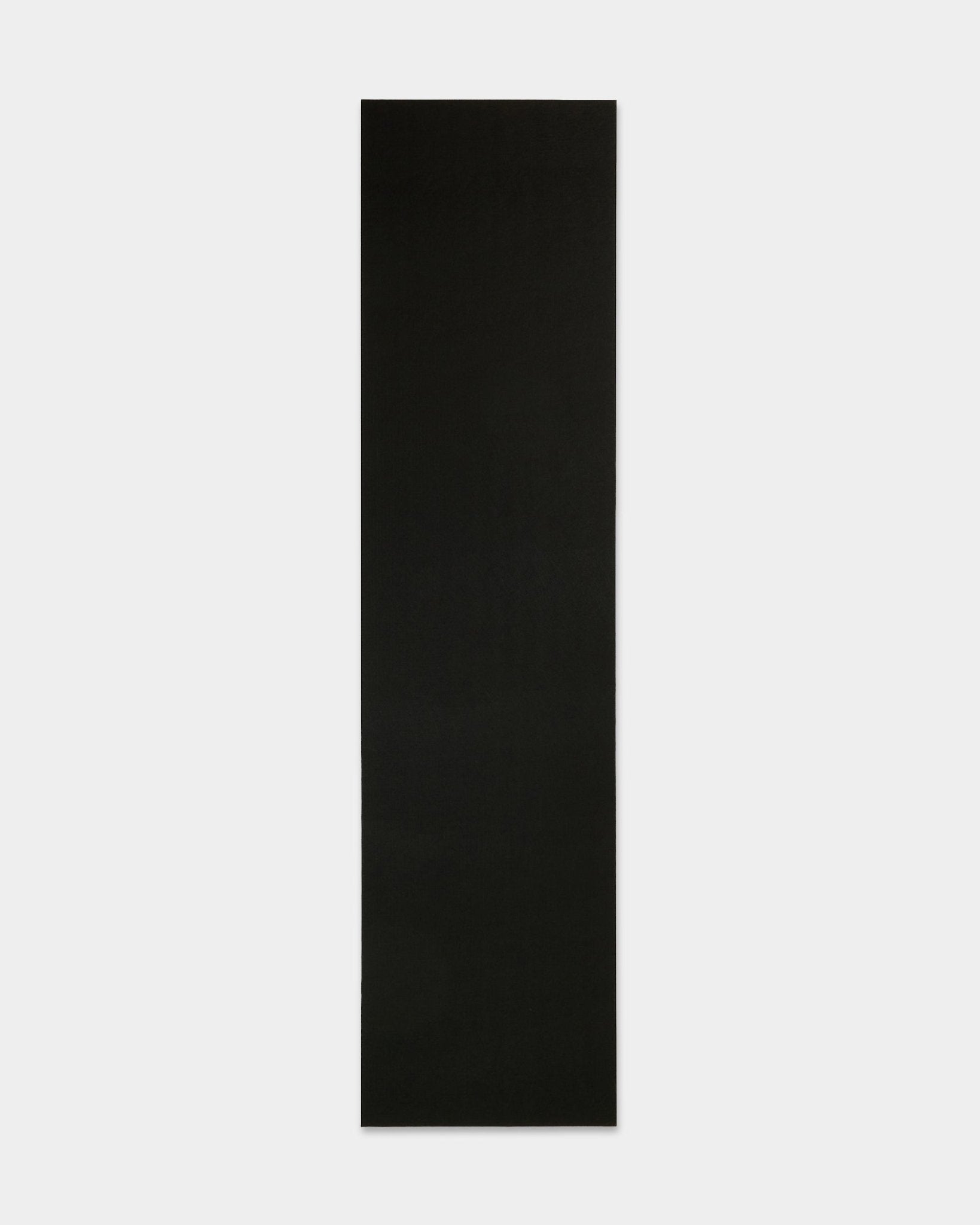 Filcowa mata do jogi WoodUpp black (240.1 x 59.8 cm), wykonana z recyklingowanego plastiku, pokazana na białym tle; akcesorium do paneli akustycznych Akupanel.