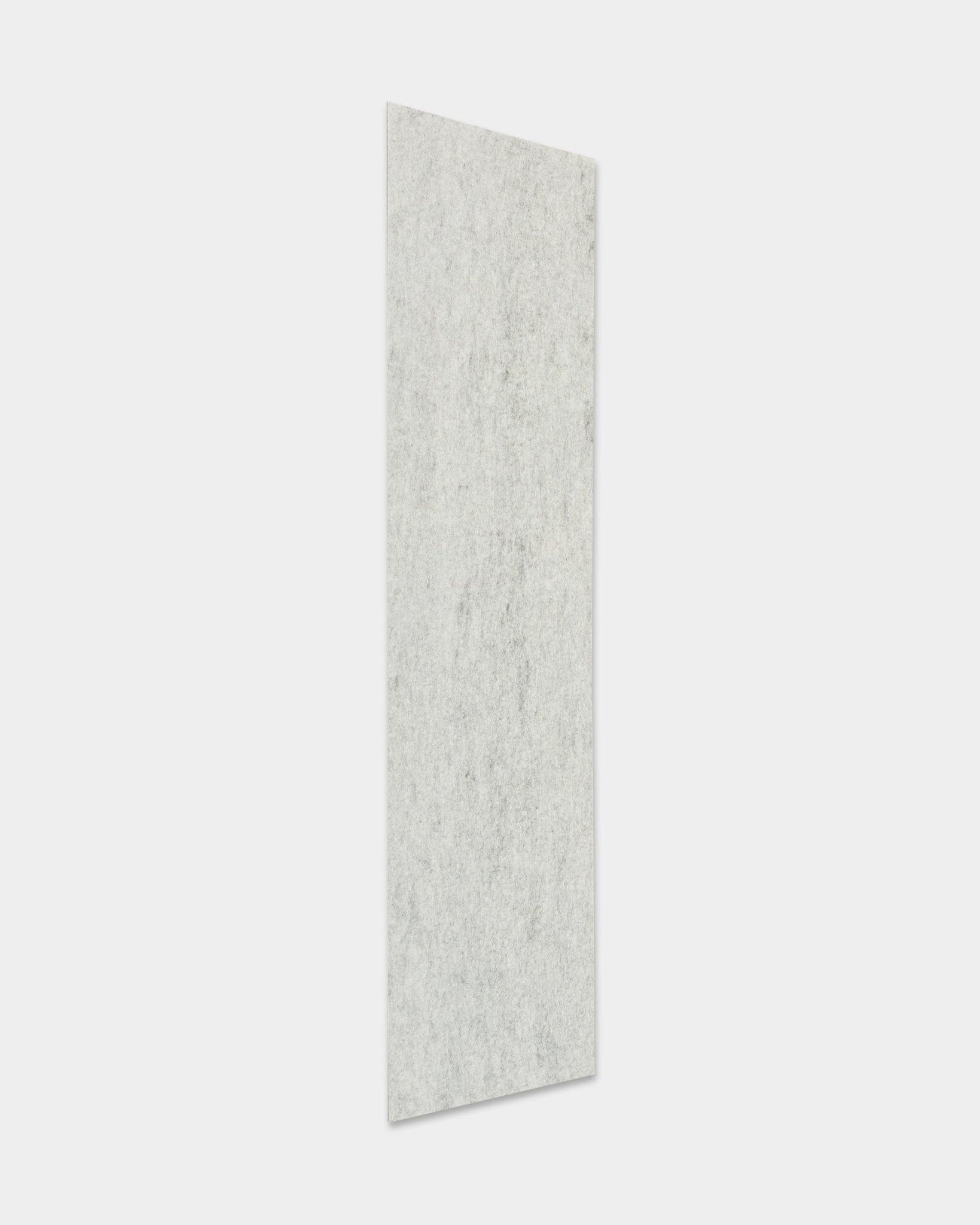 Akupanel Panel akustyczny od WoodUpp w wykończeniu filc/Grey, o wymiarach 240,1 x 59,8 cm, pokazany w pionie na jednolitym białym tle.