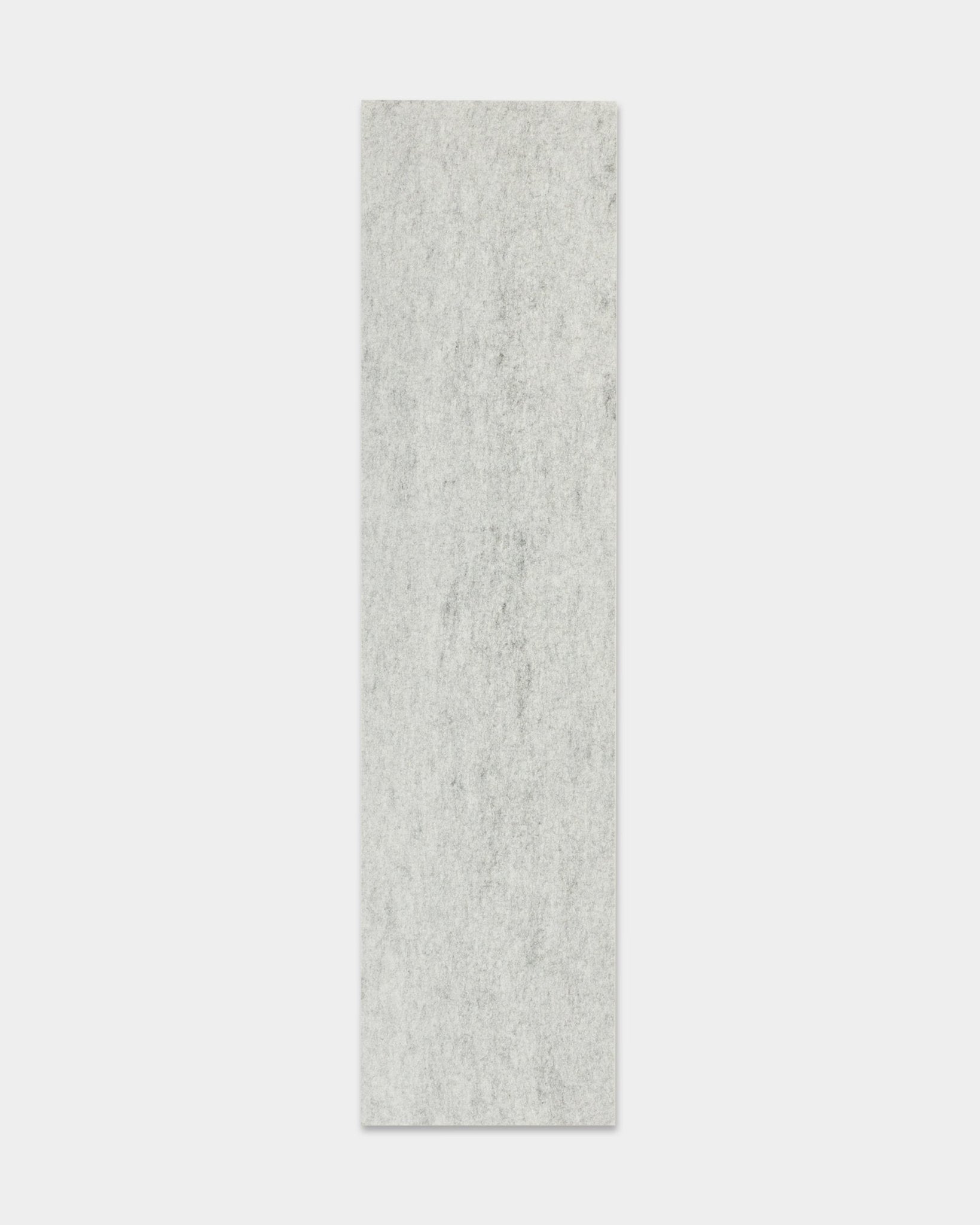 Akcesorium montażowe Akupanel: arkusz filcu w kolorze grey, 240,1 x 59,8 cm, wykonany z recyklingowanego plastiku, pokazany na jednolitym białym tle.