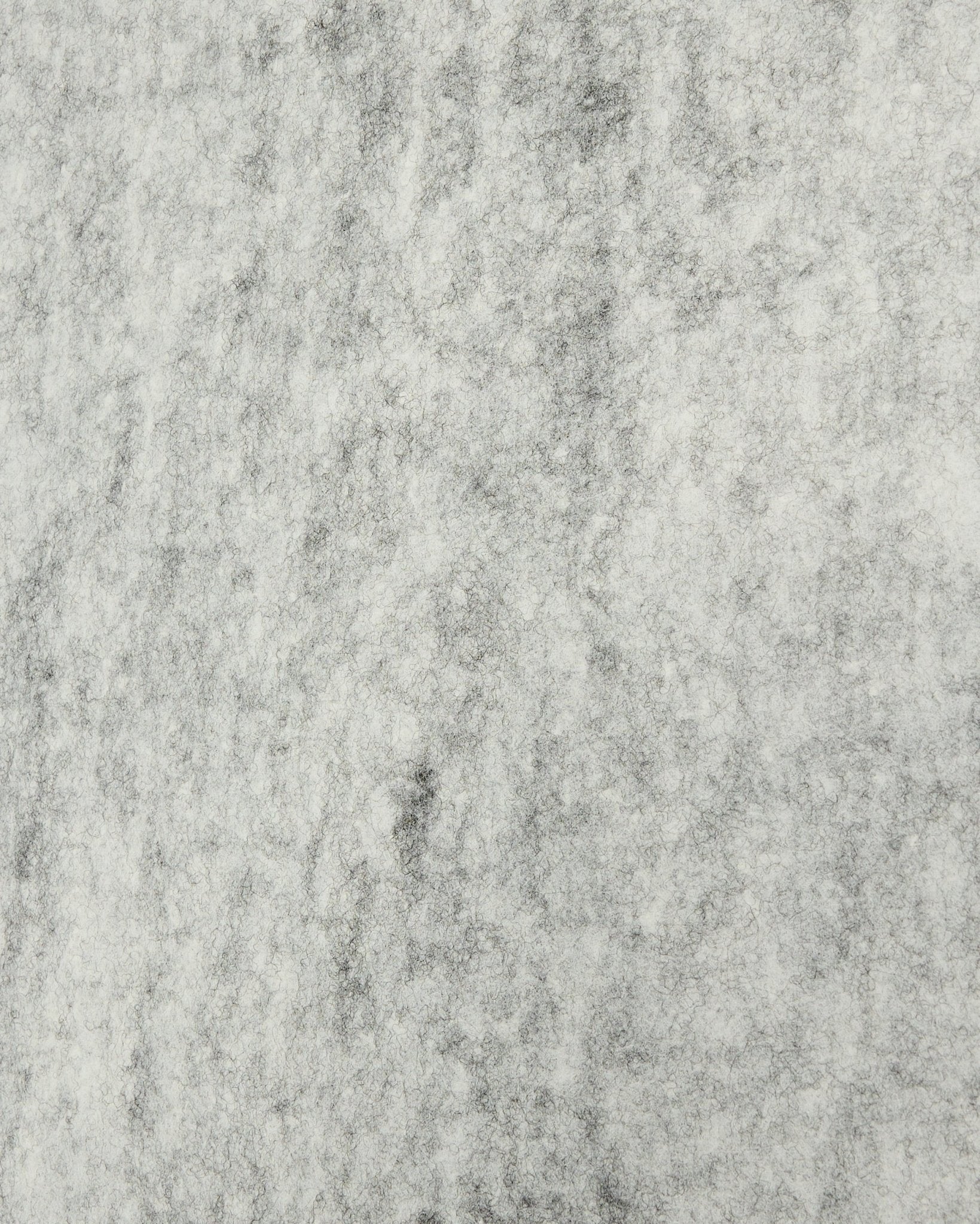 Zbliżenie na akcesorium montażowe WoodUpp Akupanel w filcu grey, 240,1 x 59,8 cm, ukazujące teksturowaną, marmurkową powierzchnię wykonaną z akustycznego materiału z recyklingowanego plastiku.
