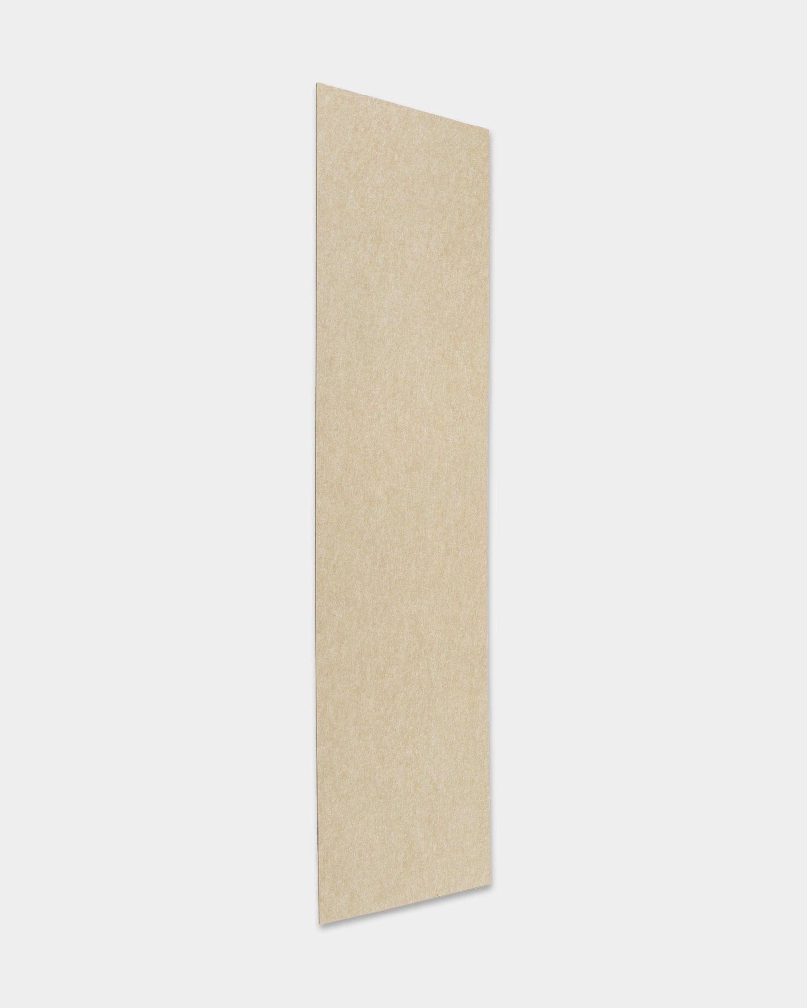 Panel akustyczny z drewna WoodUpp Akupanel w wykończeniu filcowym/beige (240.1 x 59.8 cm), zamontowany pionowo na jednolitym jasnoszarym tle.