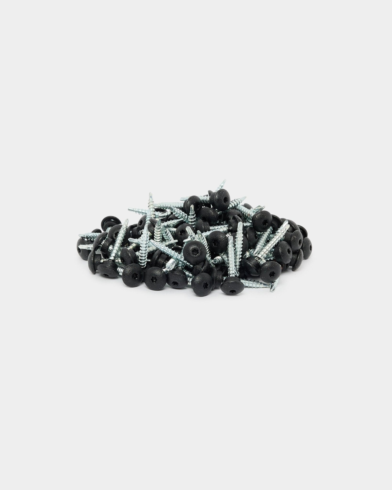 Black Wkręty czołowe WoodUpp 4.8x35 mm z podkładkami Ø9.5 mm, opakowanie 100 sztuk, przeznaczone do bezpiecznego montażu zewnętrznych paneli elewacyjnych Aluwood.
