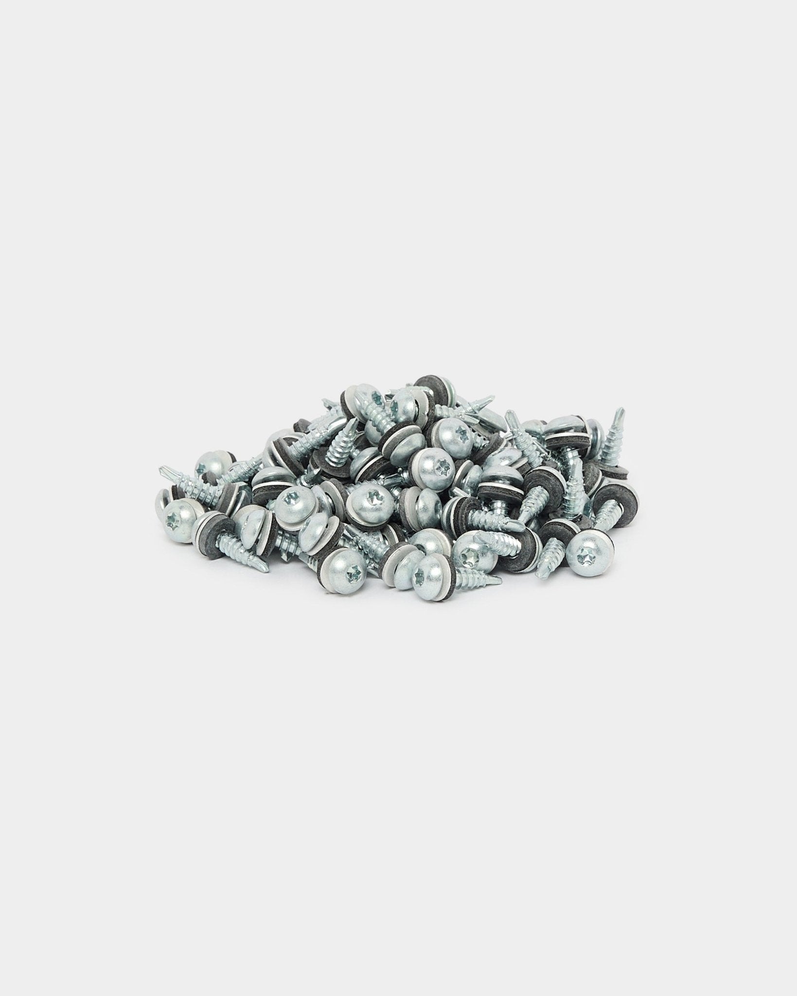 Pudełko 100 wkrętów montażowych WoodUpp black Backside Screws 4.8x19 z podkładką Ø10 TX20, odpowiednich do montażu Akupanel lub akustycznych i elewacyjnych paneli Aluwood, na białym tle.