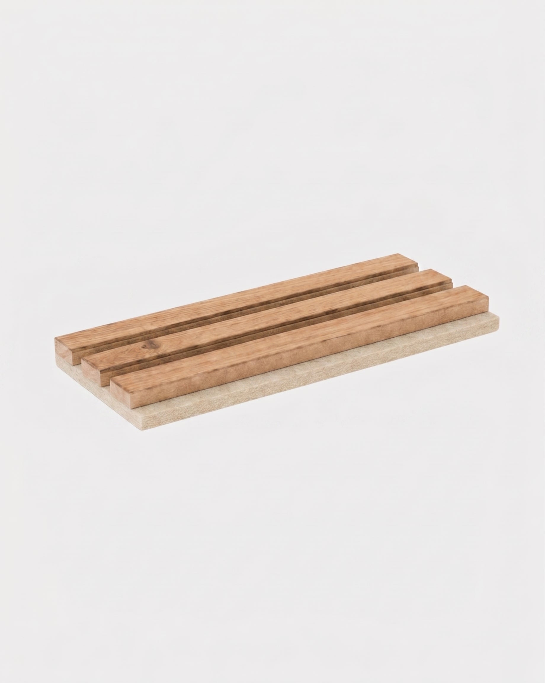 Prostokątna drewniana mydelniczka z rowkami na białej powierzchni, prezentująca próbkę WoodUpp Akupanel w wykończeniu „Rustic Natural Oak”, z płyty MDF i beżowego filcu.