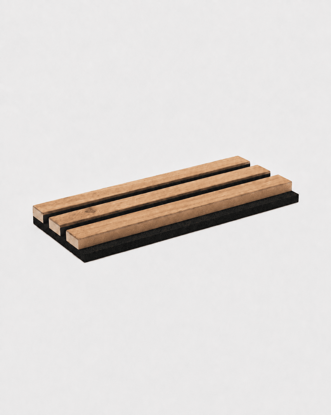Prostokątna drewniana mydelniczka z trzema listwami i czarną podstawą, zaprojektowana tak, by pasowała do próbek WoodUpp Akupanel w wykończeniach „Rustic Natural Oak”, MDF i „Black Felt”.