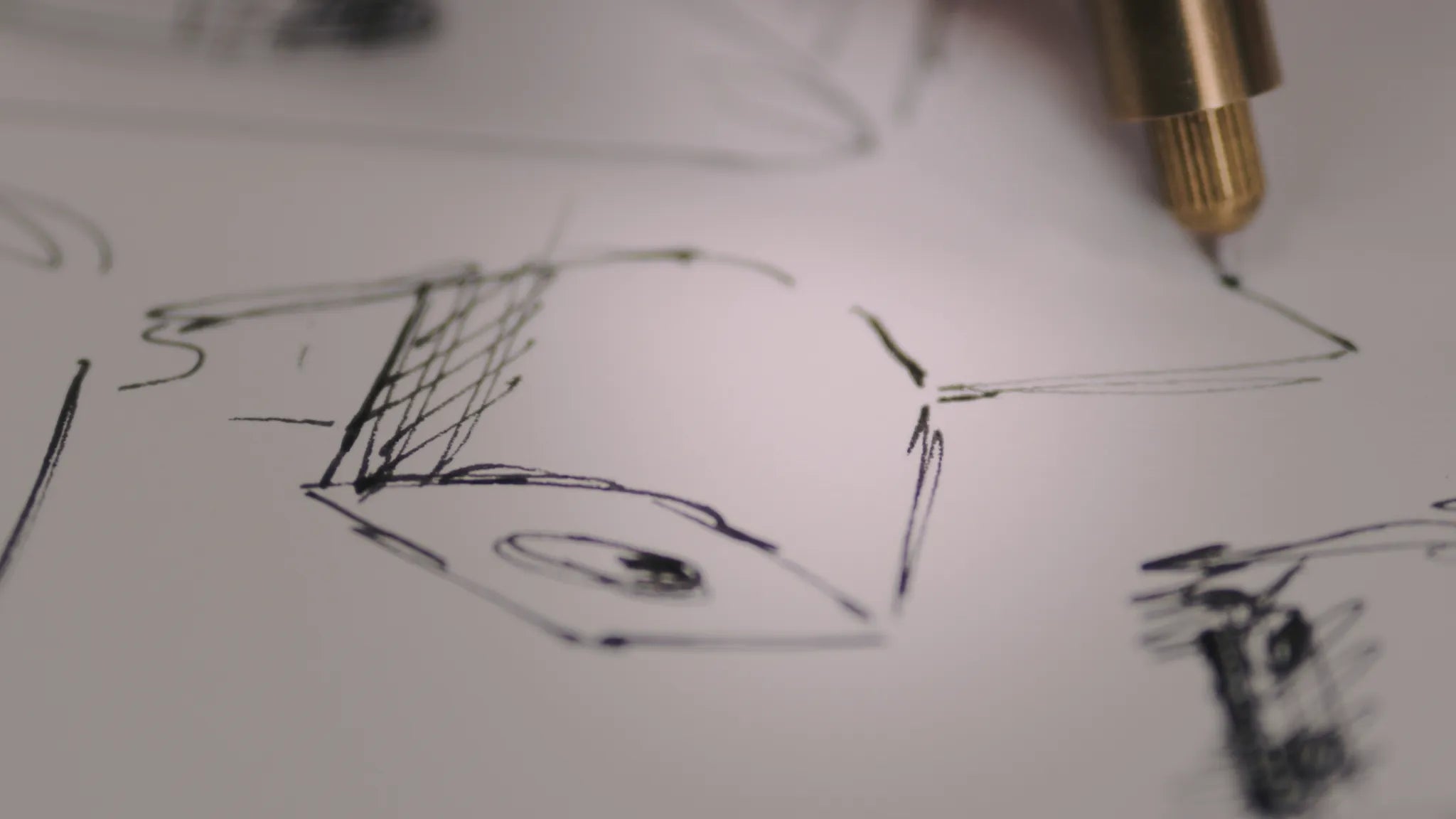 Geometryczne linie czarnego tuszu tworzą abstrakcyjne wzory na białym papierze, przywołując na myśl czysty, minimalistyczny design skandynawskich paneli z drewna akustycznego Akupanel.