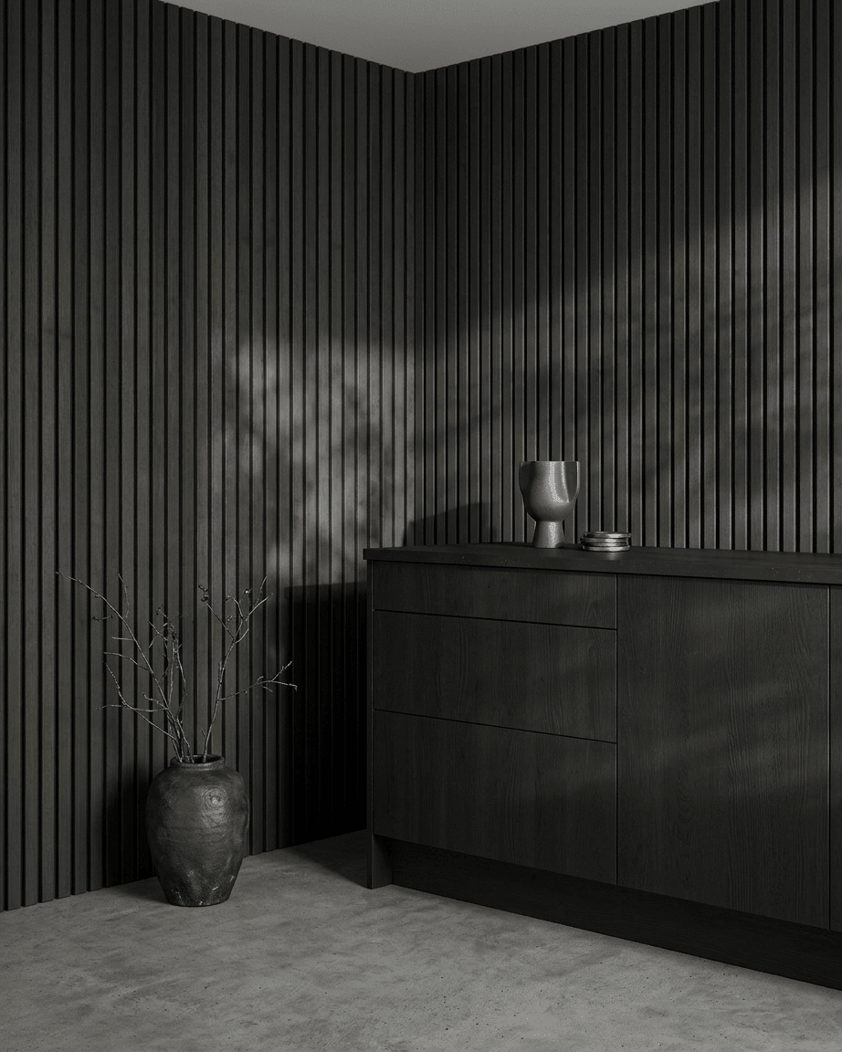 Minimalistyczne wnętrze z WoodUpp Akupanel Panel akustyczny w kolorze Black Ash i filcem black, uzupełnione skandynawskimi dodatkami i ceramicznymi akcentami.