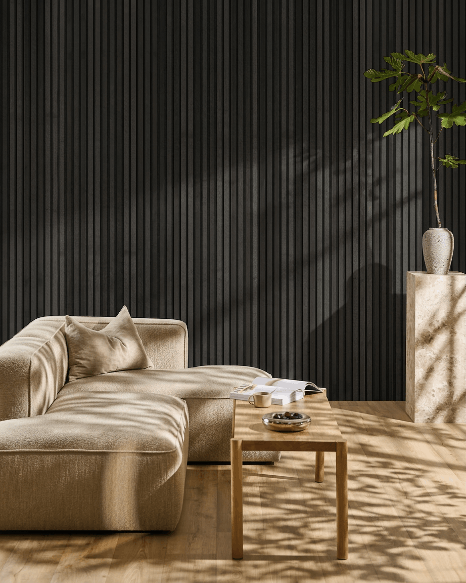 Minimalistyczny salon z sofą beige, drewnianym stolikiem kawowym i WoodUpp Akupanel Panel akustyczny w wykończeniu Black Ash jako ścianą akcentową inspirowaną stylem skandynawskim.