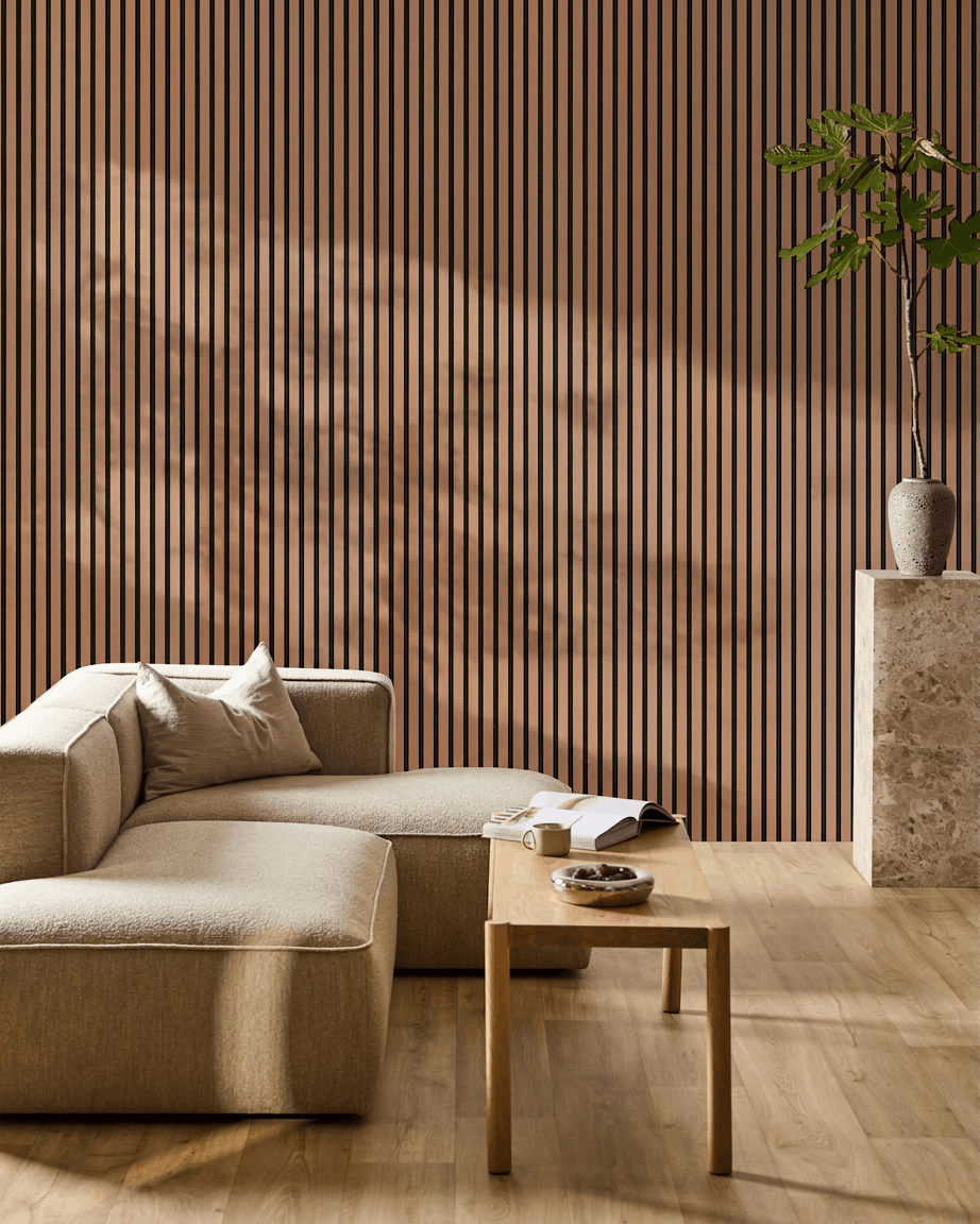 Minimalistyczny salon z sofą beige, drewnianym stolikiem kawowym, rośliną na kamiennym postumencie oraz WoodUpp Akupanel Panel akustyczny w wykończeniu Clay na ścianie.
