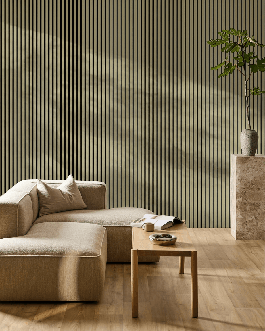 Minimalistyczny salon z beige sofą modułową, drewnianym stolikiem kawowym, rośliną doniczkową na kamiennym postumencie oraz akustyczną ścianą z drewnianych paneli WoodUpp Akupanel moss.
