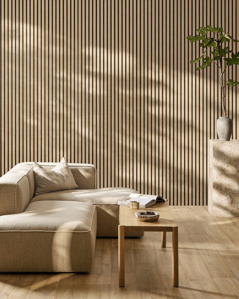 Minimalistyczny salon z sofą beige, stolikiem kawowym i rośliną ustawionymi na tle akustycznego panelu ściennego WoodUpp Akupanel w wykończeniu Southern Oak Black Felt.