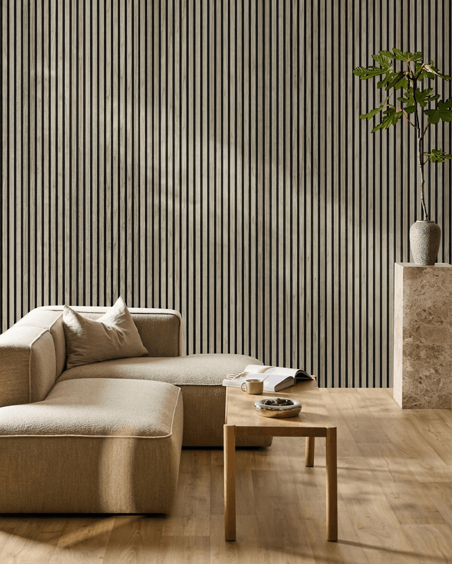 Minimalistyczny salon z modułową sofą beige, drewnianym stolikiem kawowym, marmurowym postumentem z rośliną oraz WoodUpp Akupanel Panel akustyczny w kolorze Weathered Oak na ścianie akcentowej.