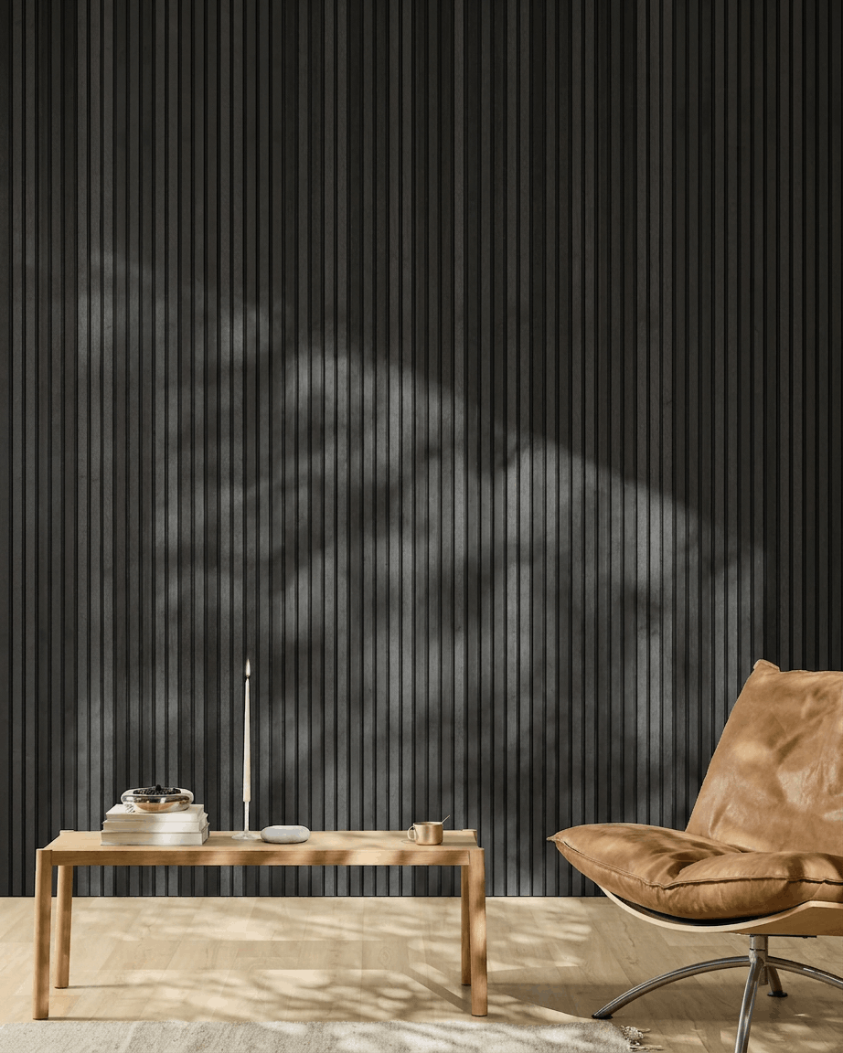 Minimalistyczne wnętrze z fotelem ze skóry brown, stolikiem kawowym oraz WoodUpp Akupanel Panel akustyczny w kolorze Natural Wood/Black Ash, 300x60 cm.