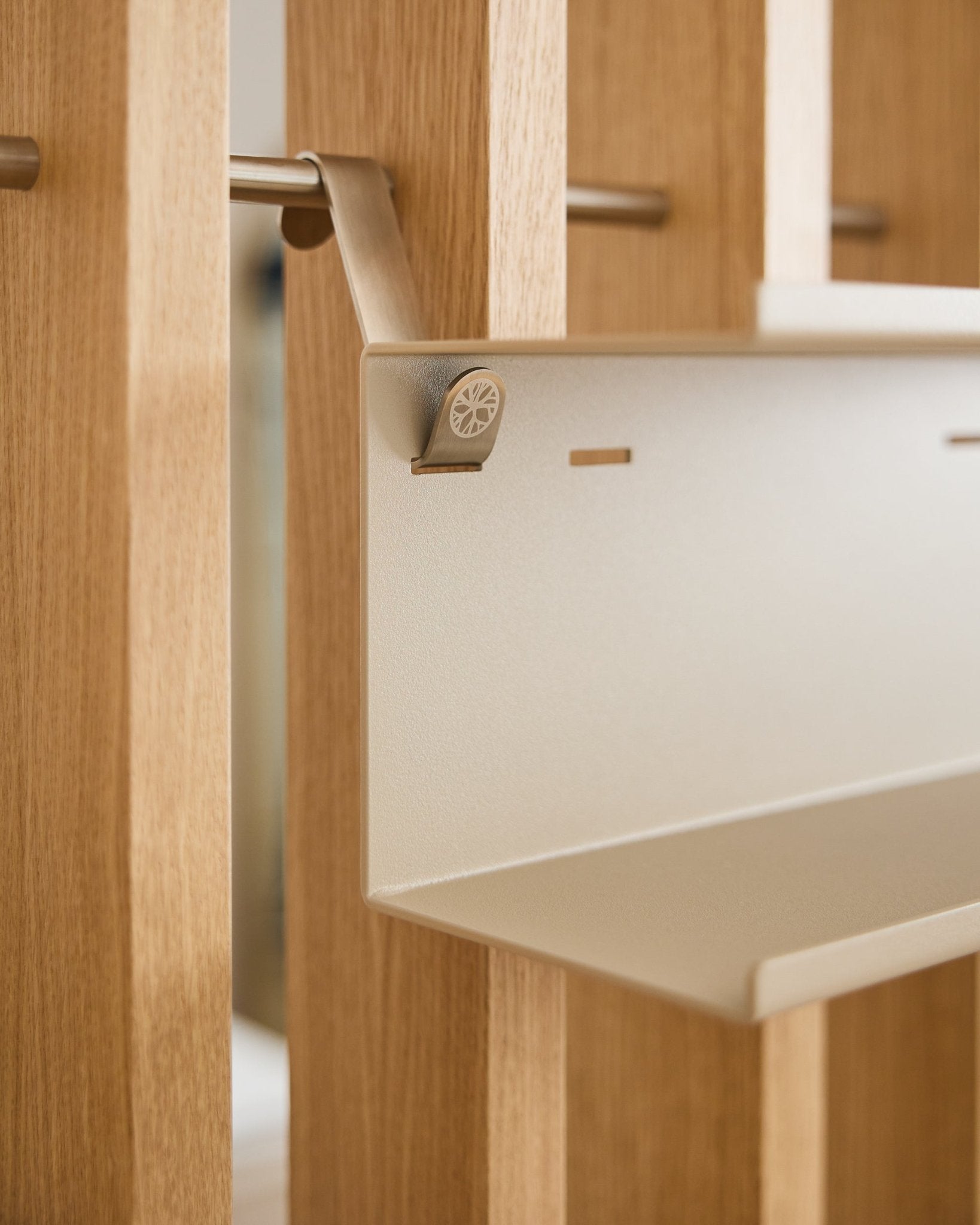 Zbliżenie na Nell | Double Metal Shelf / BM1 od WoodUpp — półkę beige steel o długości 31,7 cm, o minimalistycznym designie, zamontowaną na nordyckim akustycznym panelu ściennym z drewnianych listew.
