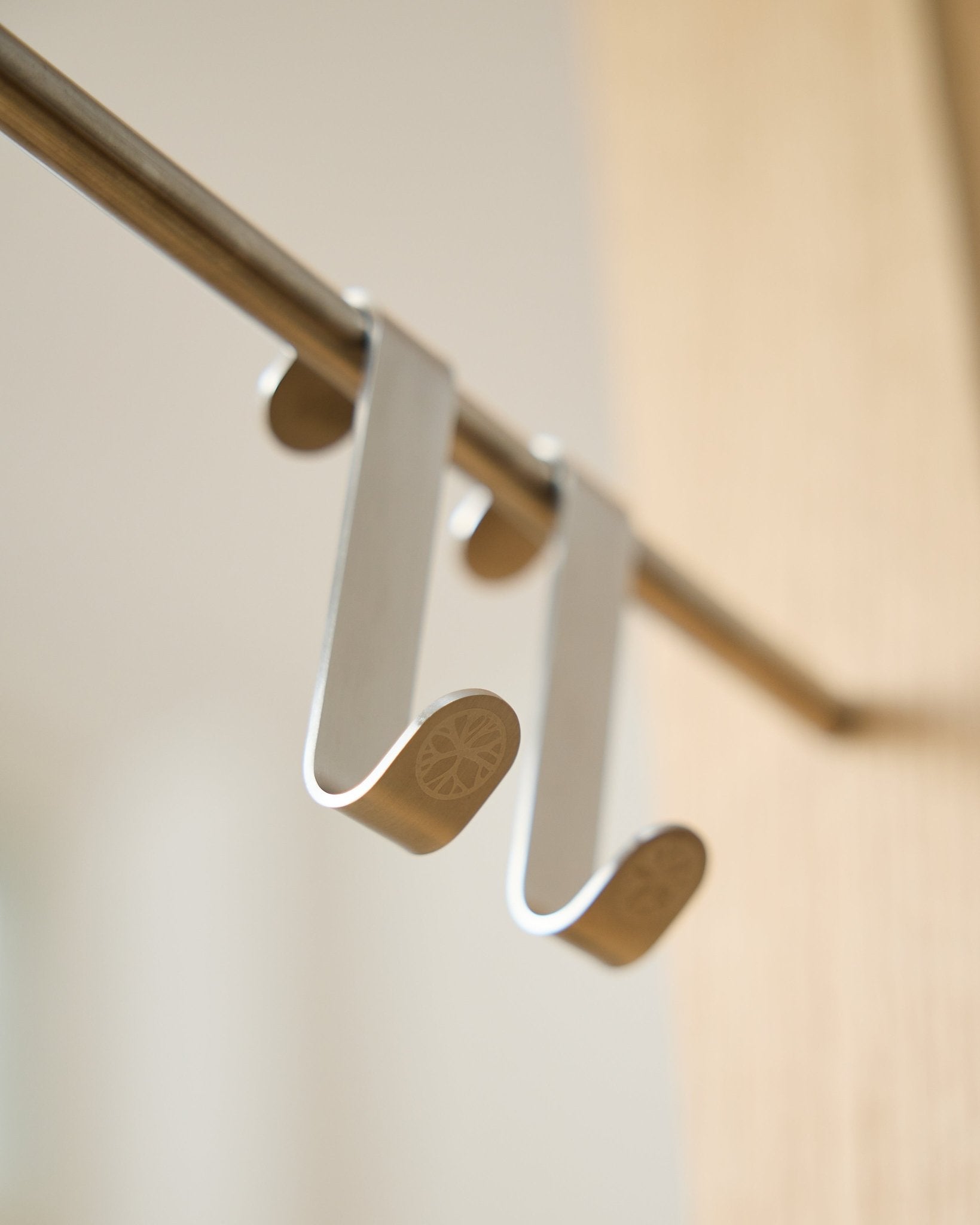 Alva S-Hook BM1  BM2 marki WoodUpp, dwa haczyki ze stali nierdzewnej steel z grawerowanymi płaskimi końcówkami, zaprojektowane do zawieszania akcesoriów na drążkach Akupanel horizontal.
