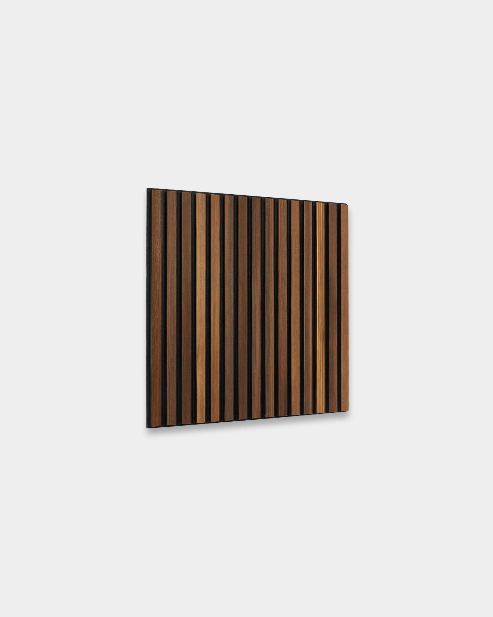 Akupixel Panel akustyczny od WoodUpp z natural wood i listwami z wędzonego modrzewia, zamontowanymi na filcu black, łączy nordycki design z teksturowanym pochłanianiem dźwięku.