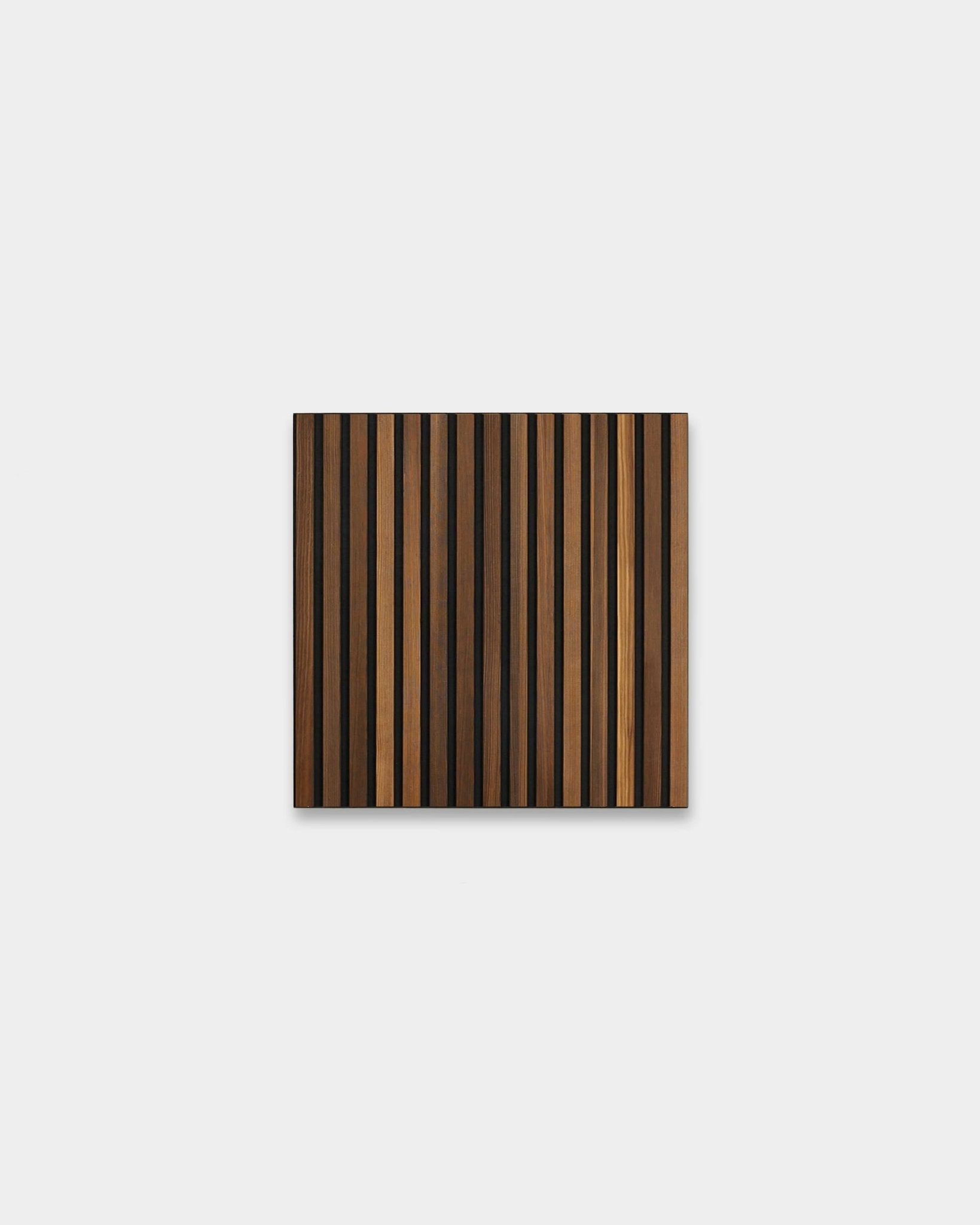 Akupixel Panel akustyczny od WoodUpp z wędzonym modrzewiem i listwami natural wood na filcu black, 60 x 60 cm, prezentuje skandynawski design.